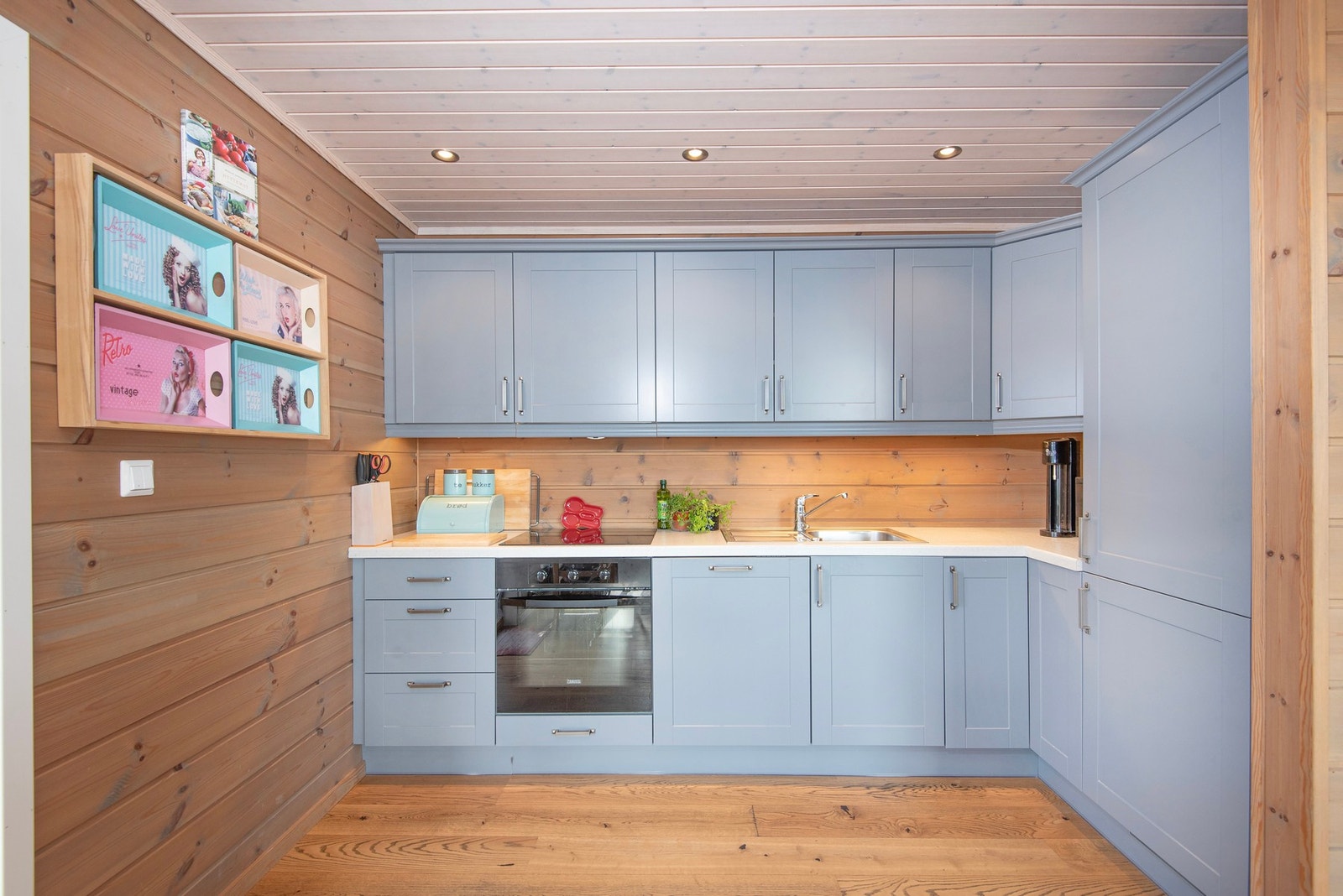 Pent og innholdsrikt kjøkken med godt med skap og benkeplass. Galleribilde