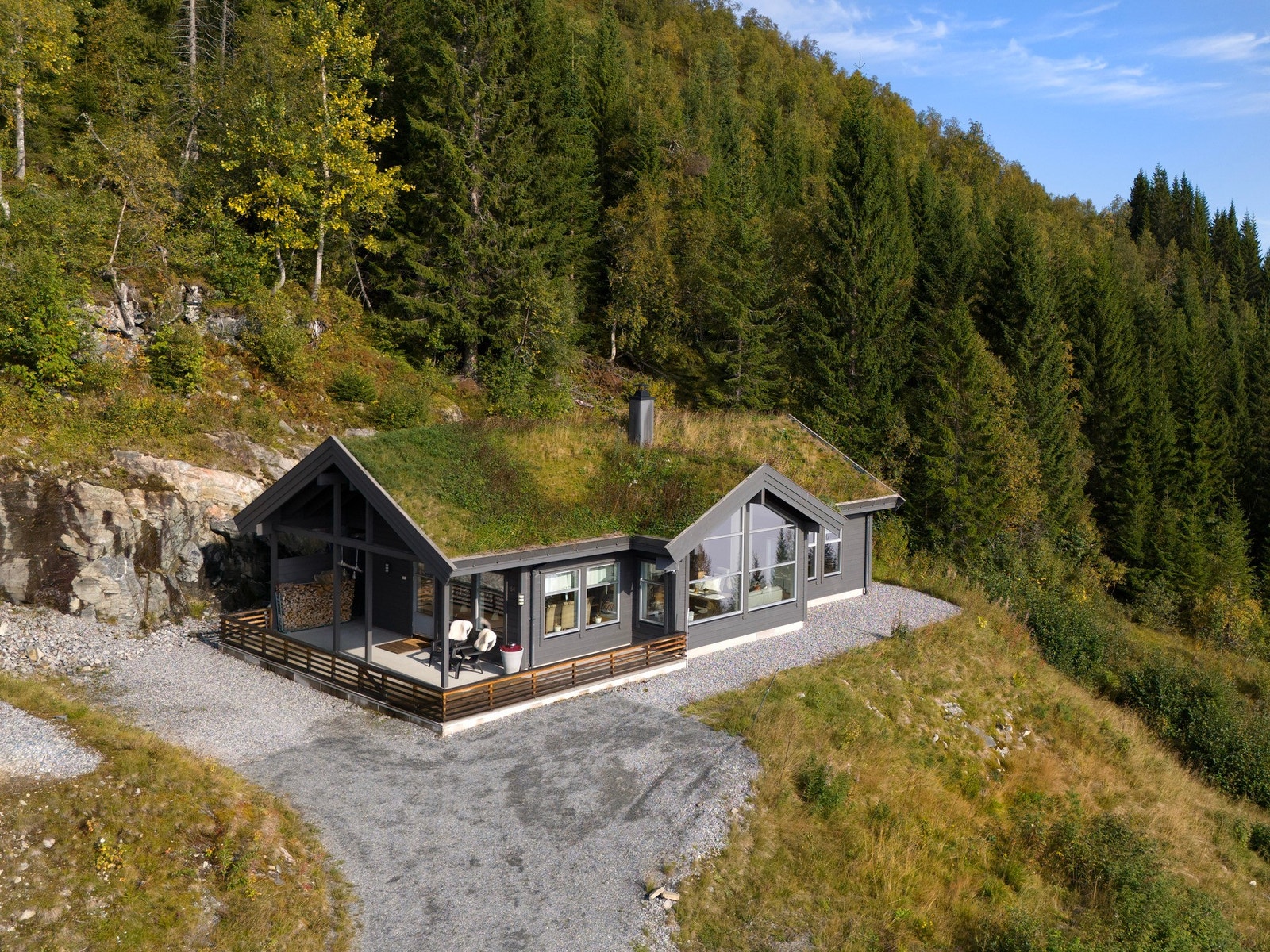 Eiendomsmegler1 v/Ole-Marius Heggstad presenterer Skarvegen 64 - En meget tiltalende og attraktiv hytte med flott beliggenhet på Strandafjellet! Galleribilde