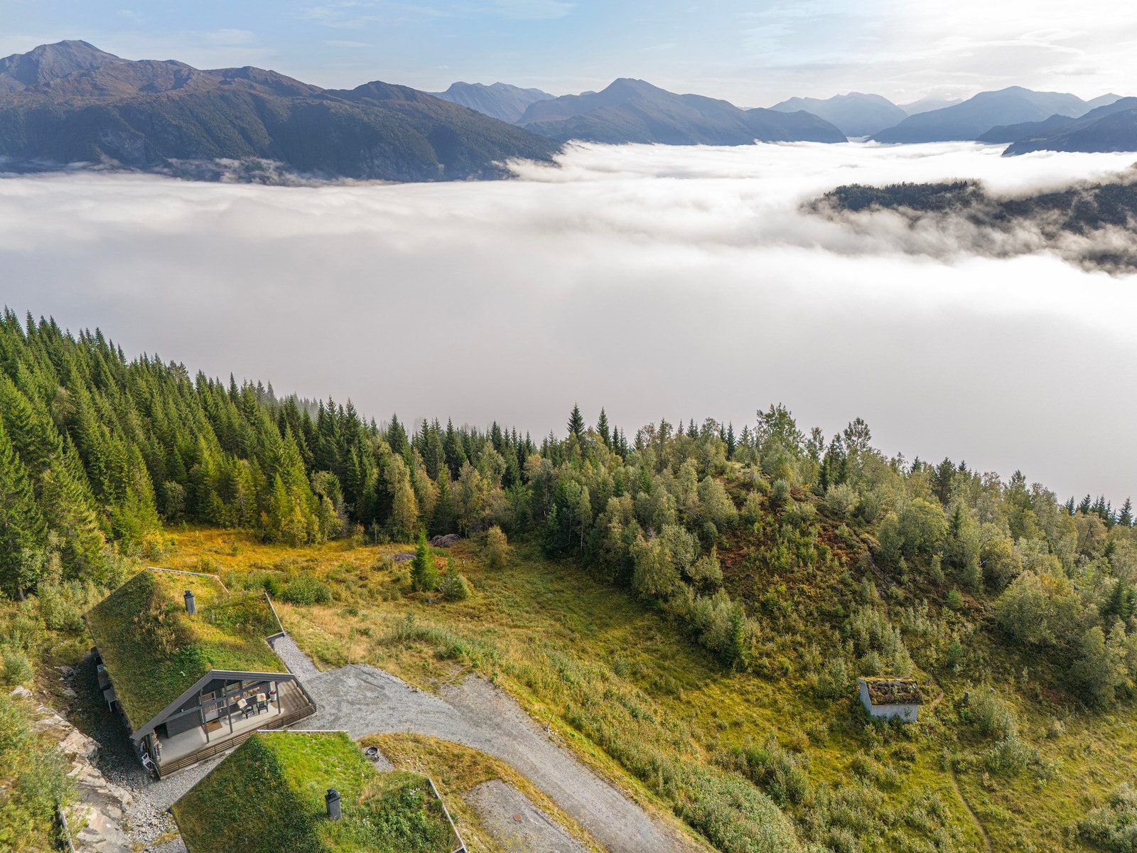 Drone - Utsikten er flott, normalt ser man Stranda og fjorden. Også fassinerende når tåken ligger tett ned i dalen. Galleribilde