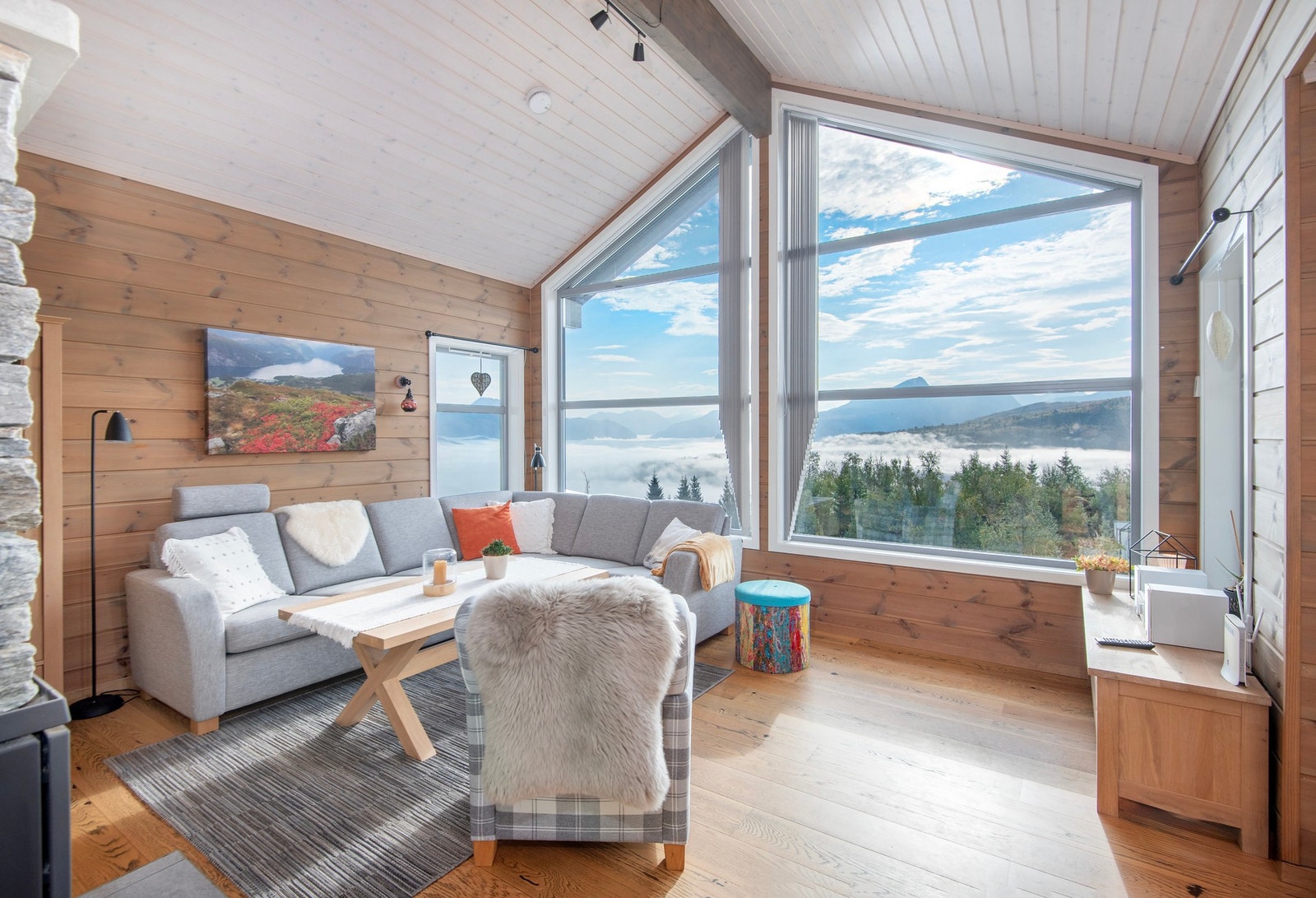 De store vinduene gir godt lysinnslipp og flott utsikt Galleribilde