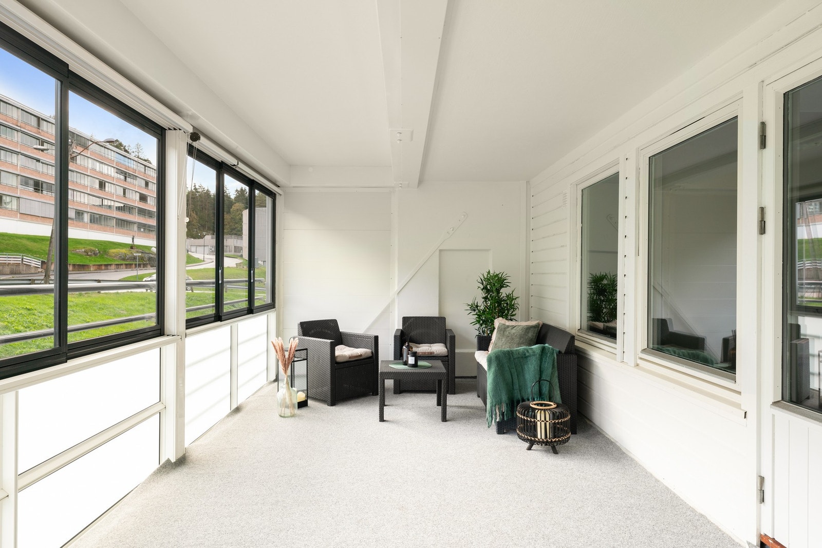 Den romslige og innglassede verandaen forlenger stuen ytterligere, perfekt ved sosiale sammenkomster. Galleribilde