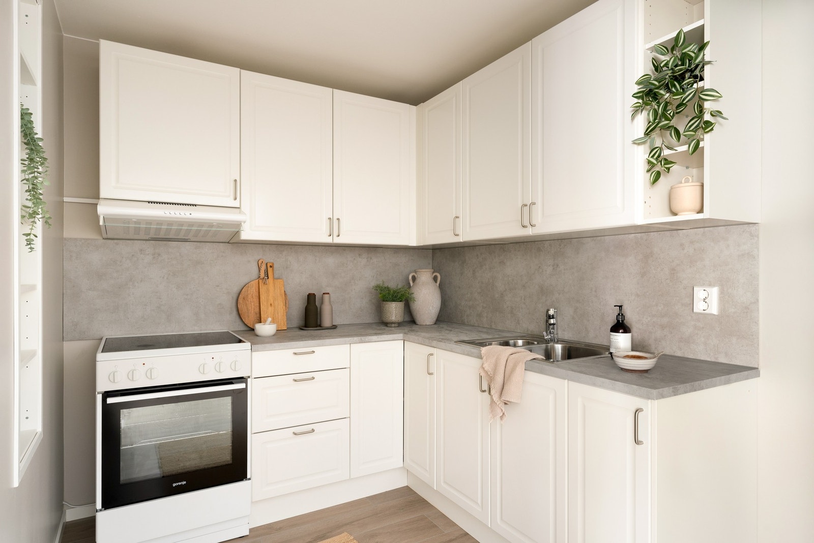 Moderne og lyst kjøkken med god skapplass. Galleribilde