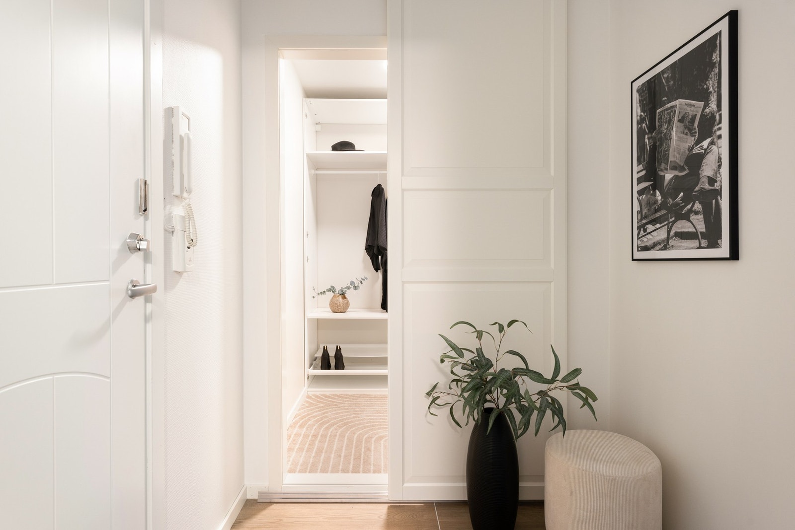 Entreen har en praktisk garderobe/bod. Her kan man også innrede til et hjemmekontor om man har behov for det. Galleribilde