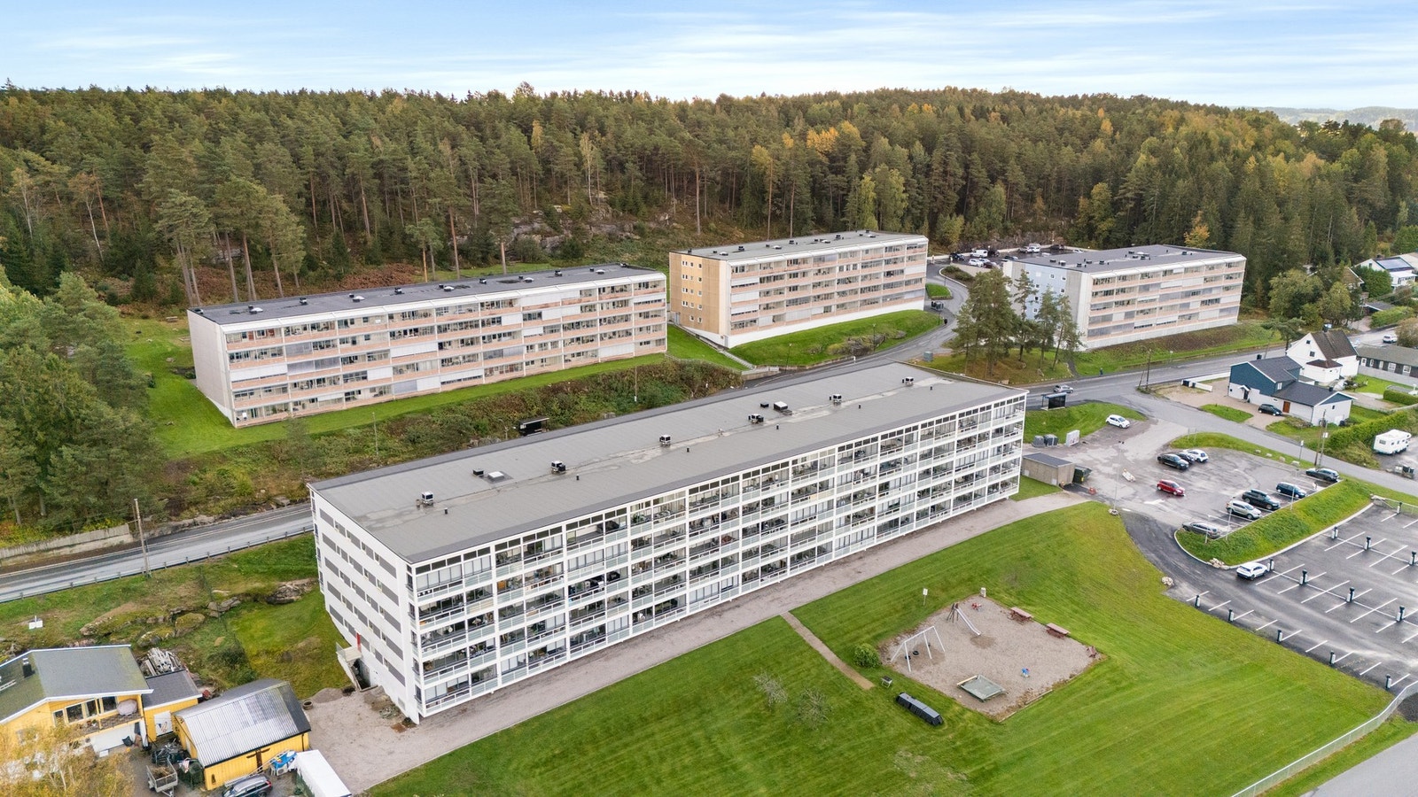 Det er kort avstand til både Grålum og til sykehuset på Kalnes. Dette er en sentral beliggenhet mellom Sarpsborg og Fredrikstad. Galleribilde