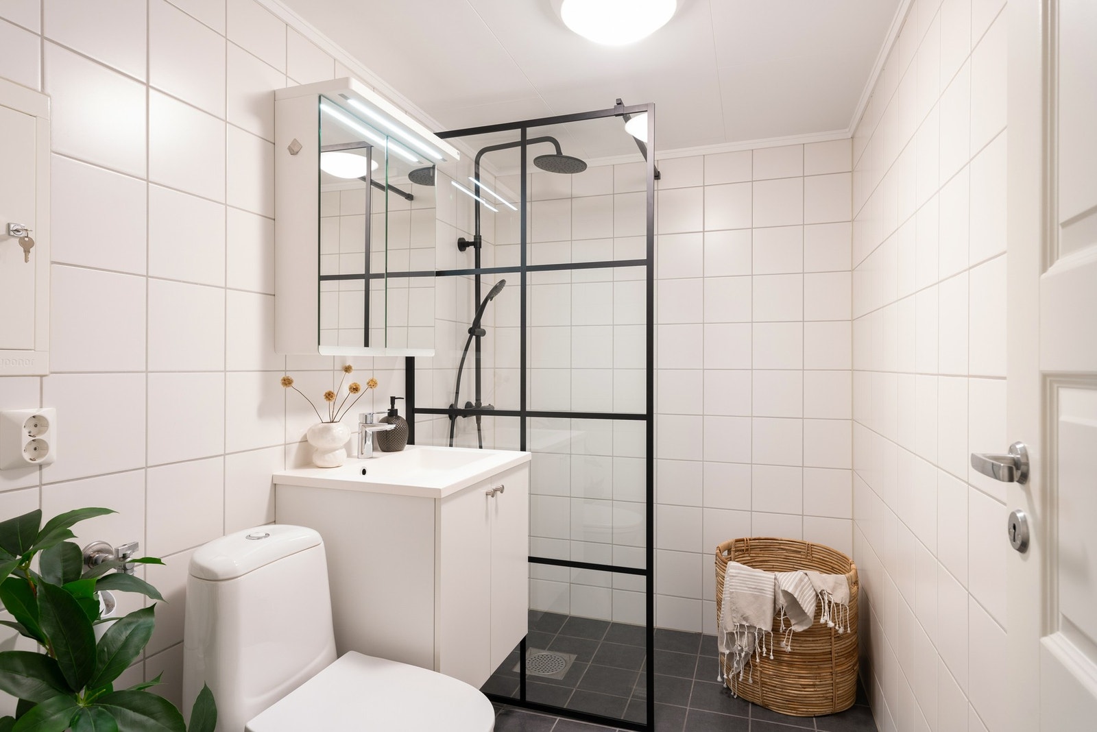 Lekkert baderom m/ny dusjvegg og nyere baderomsmøbler. Galleribilde