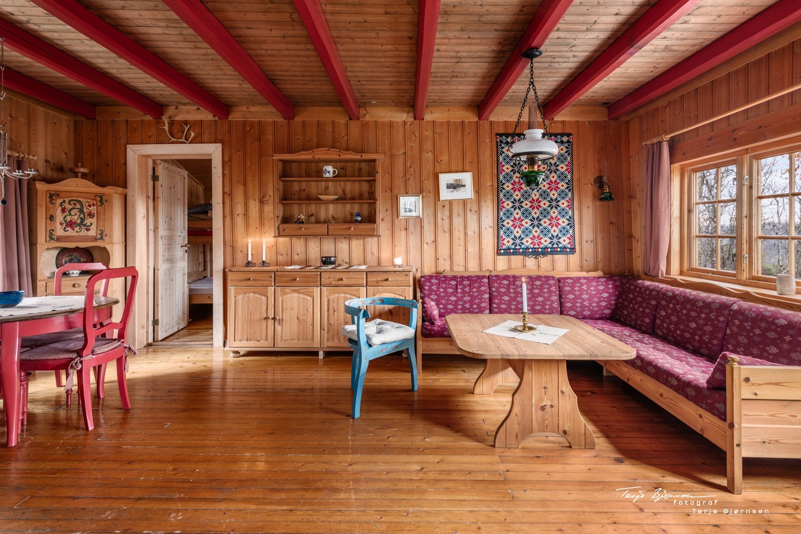 Stuen med god plass til sofagruppe Galleribilde