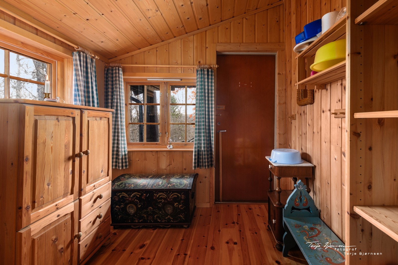 Soverom 2 med utgang ut til delvis overbygget terrasse Galleribilde