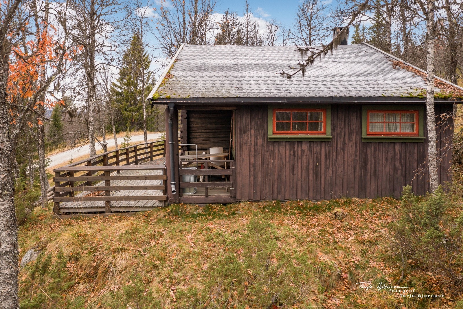 Fra baksiden av hytten har man inngang til det ene soverommet Galleribilde