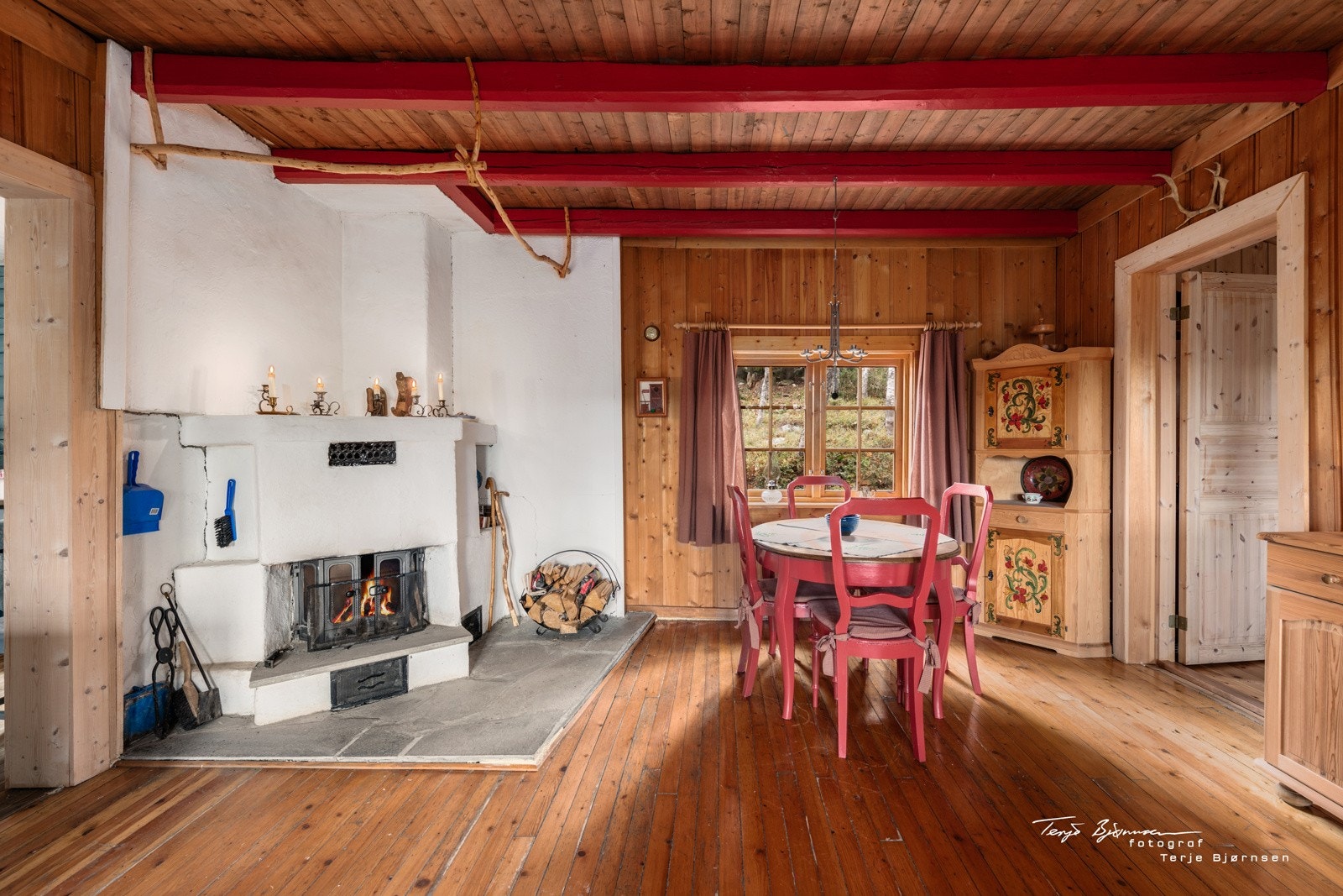 Stor peis med innsats som gir god varme i hytta Galleribilde