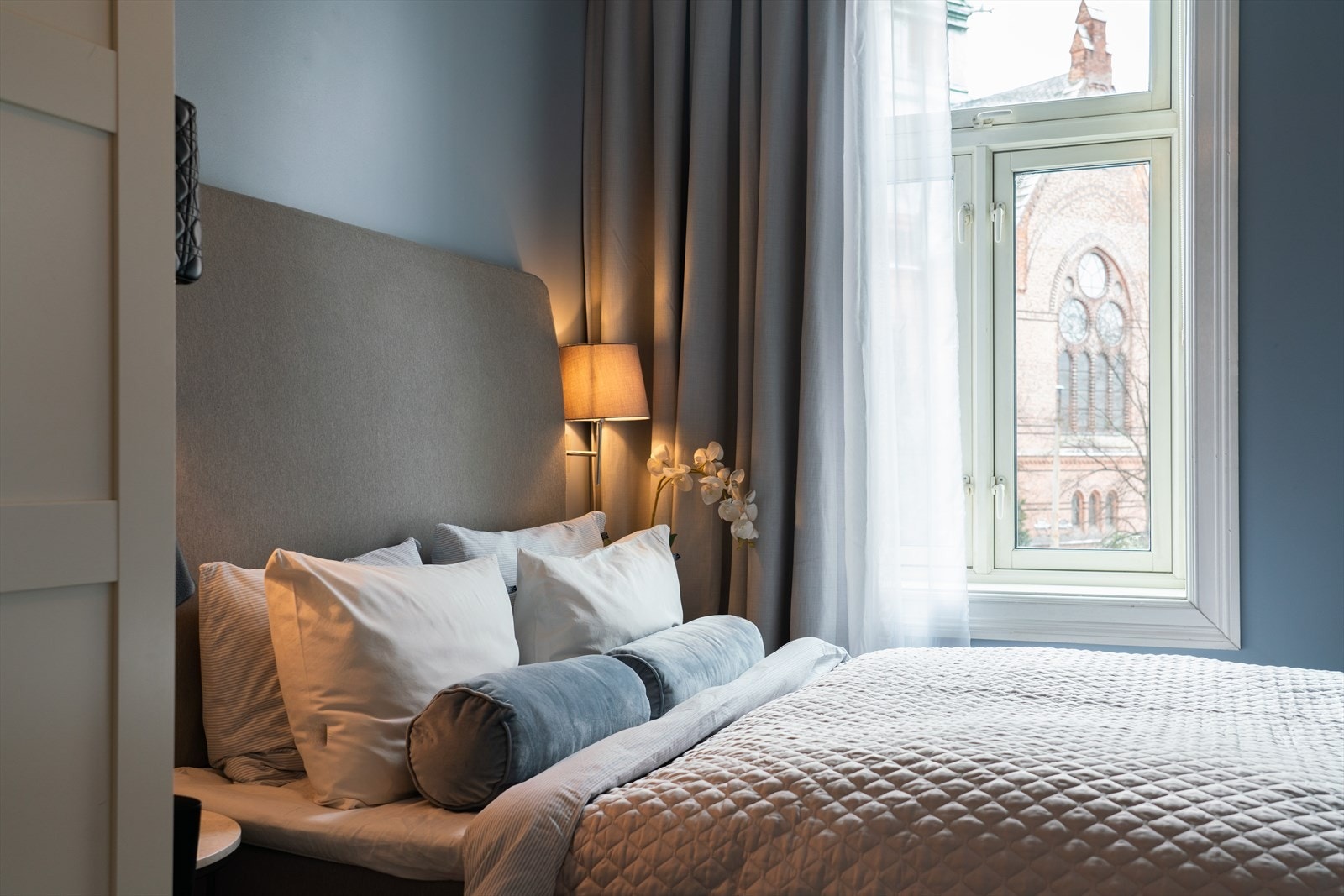 Det er plass til dobbeltseng og tilhørende møblement. Soverommet er malt i en behagelig og lun farge som komplimenterer resten av leilighetens fargepalett. Galleribilde