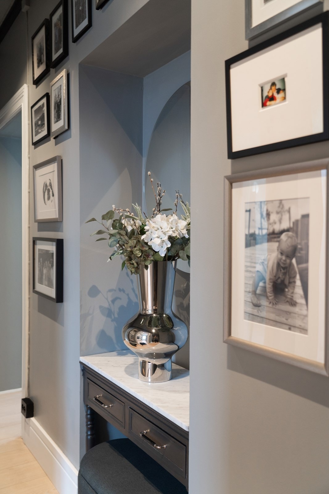 Det er i dag innredet med en kommode/sitteplass i gangen, hvilket bidrar til en umiddelbar hotellfølelse fra første stund. Galleribilde