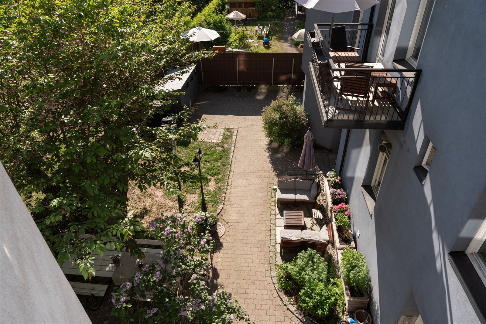 Fra kjøkkenet har du hyggelig utsyn mot bakgården. Galleribilde