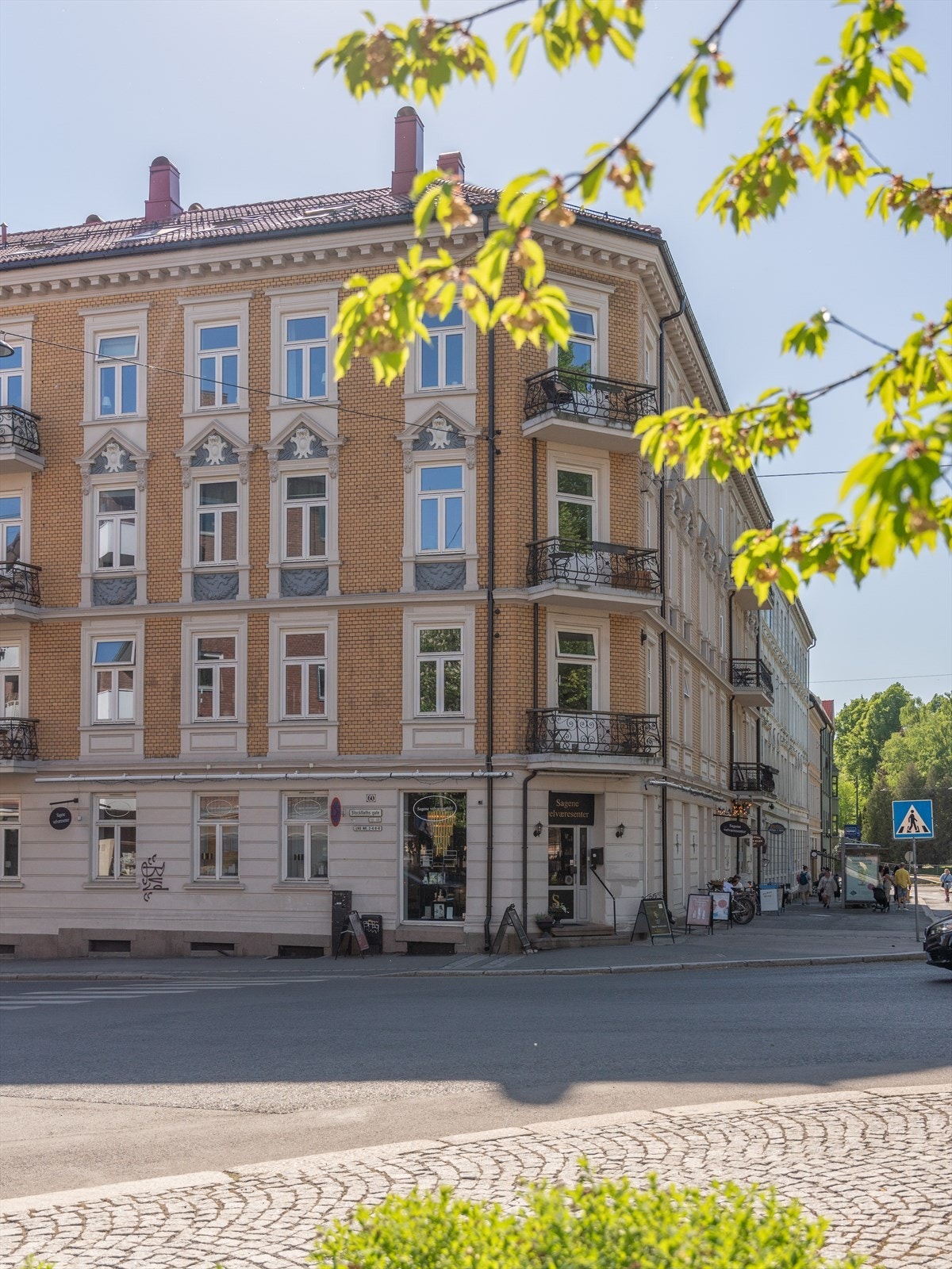 Et av Sagenes fineste bygg med klassisk fasade. Galleribilde