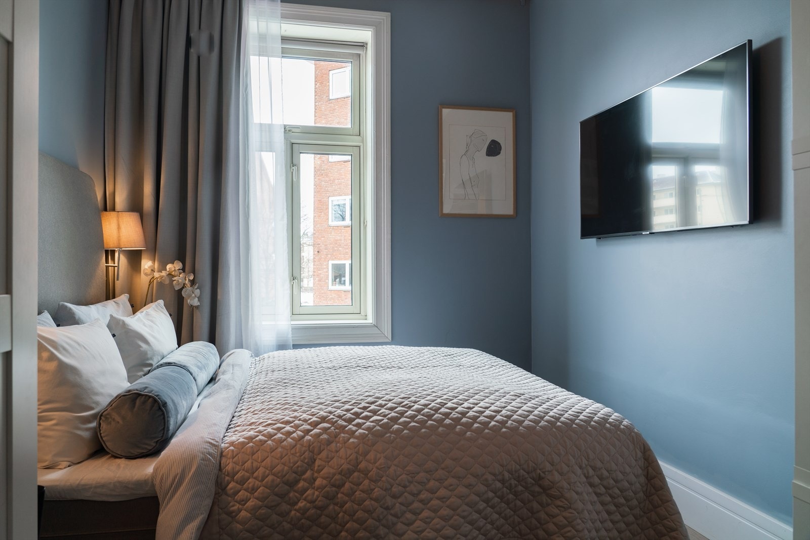 Smakfullt soverom med gode vindusflater og takhøyde, som gir en deilig hotellfølelse. Galleribilde