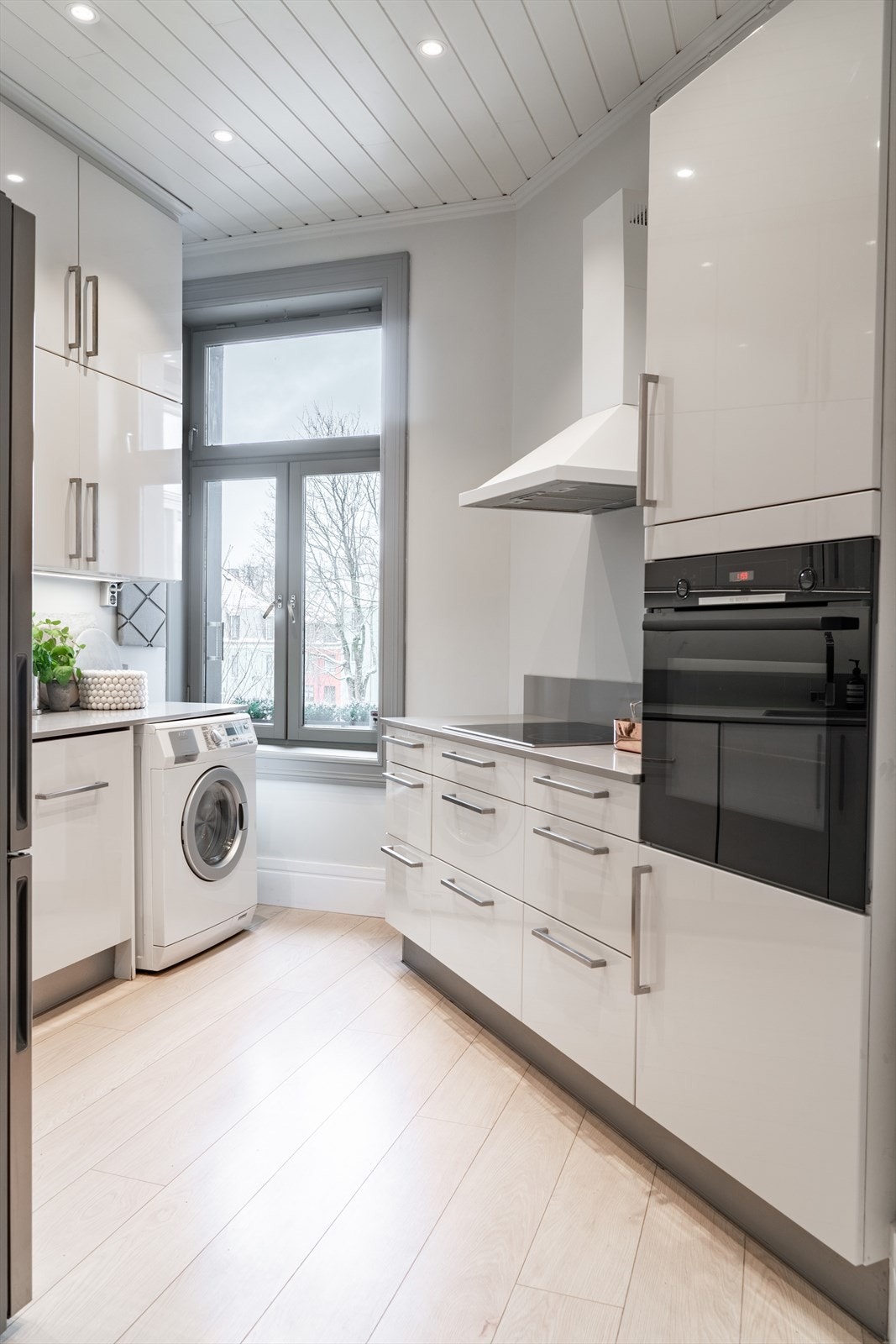 Fra gangen har du tilgang til et separat kjøkken med moderne utrykk. Galleribilde