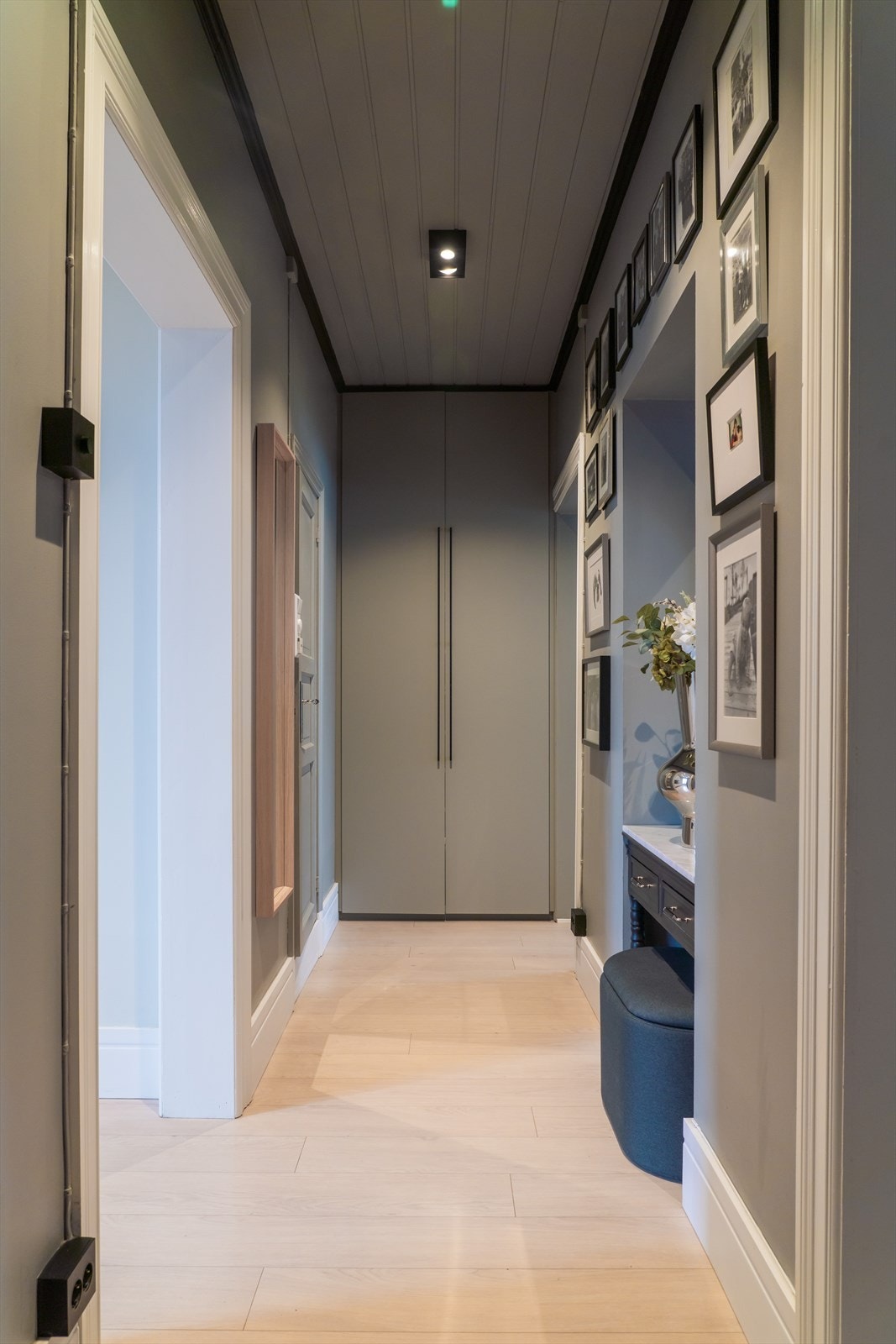 Smakfull og romslig entré med unik særpreg og innredning av kvalitet. Blant annet er det nyere dørhåndtak fra R.Bergersen på alle dører og spotter fra SG Armaturen i gangen. Galleribilde