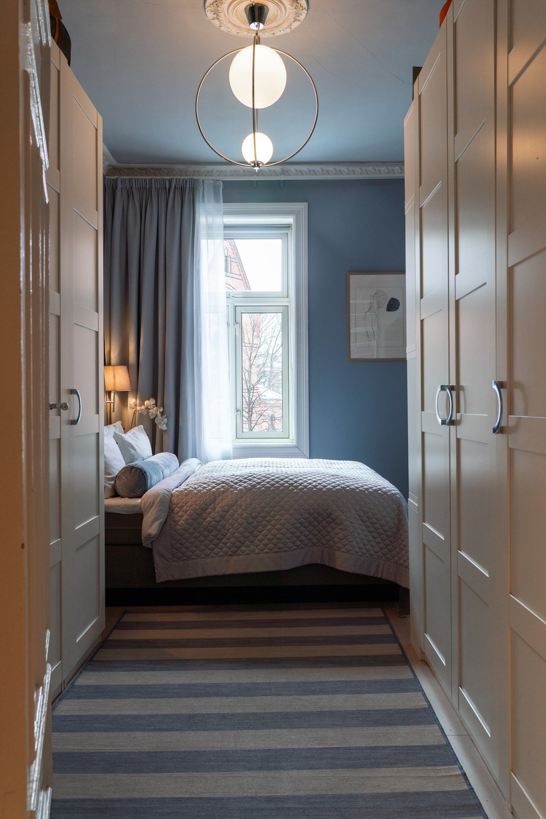 Separat soverom av generøs størrelse med rikelig oppbevaringsskap. Galleribilde