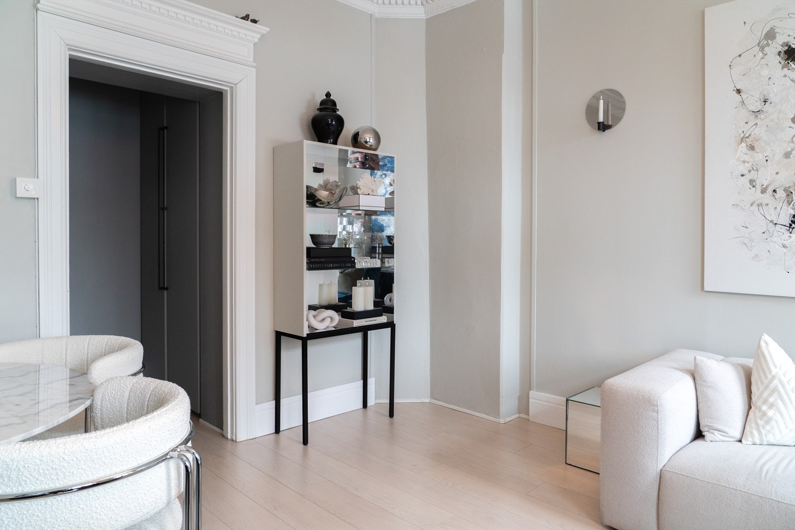 Leiligheten har tidligere vært oppkoblet til peis, dog må dette sjekkes opp med borettslaget om fortsatt er en mulighet. Galleribilde