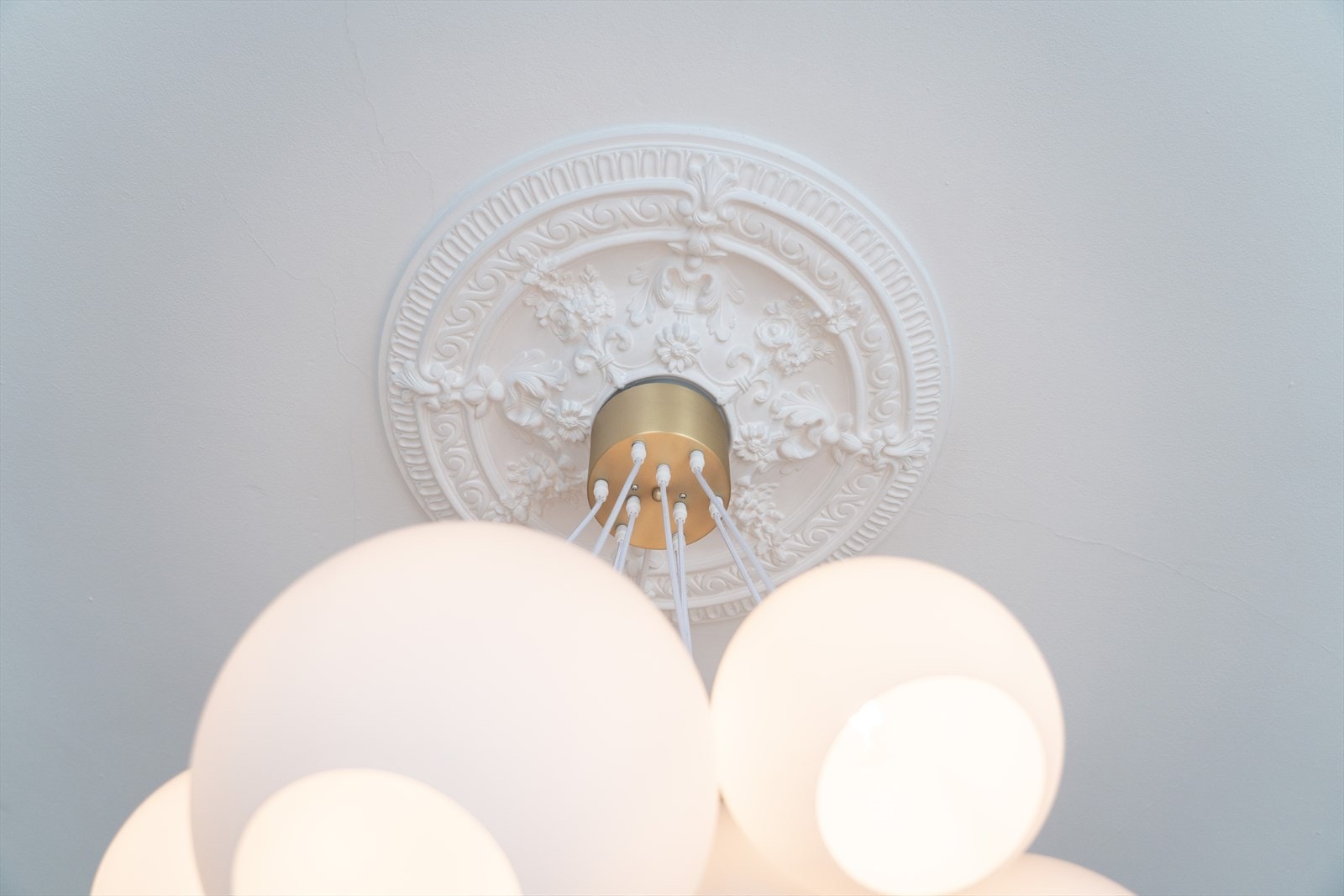 Både i stuen og på soverommet finner du originale klassiske detaljer som stukkatur og rosett. Lekre designlamper fra Globen Lightning både i stue og soverom. Galleribilde