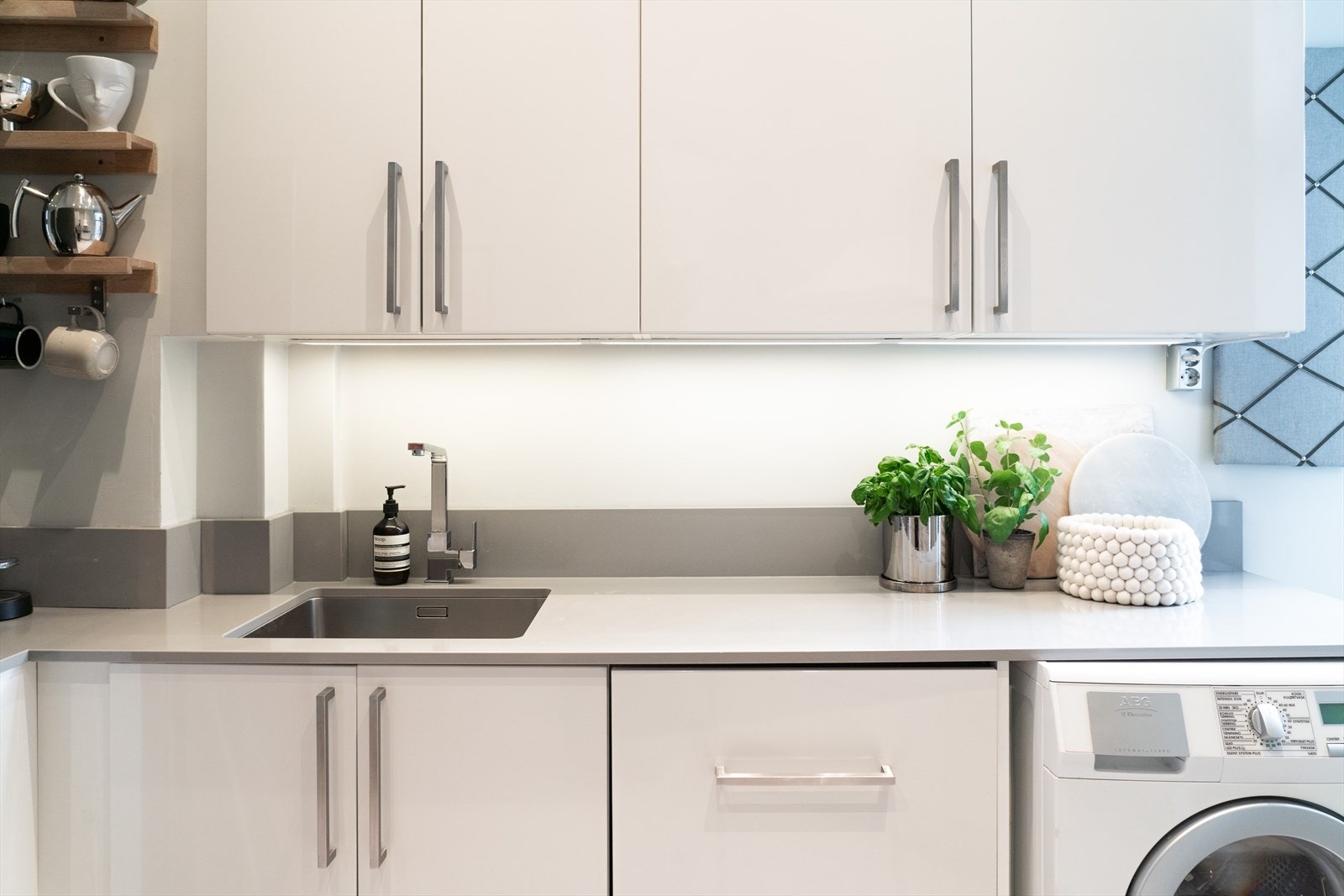 Selger har oppgradert benkeplaten med steinplate fra Diastone i 2019, som går delvis oppover veggen. Galleribilde