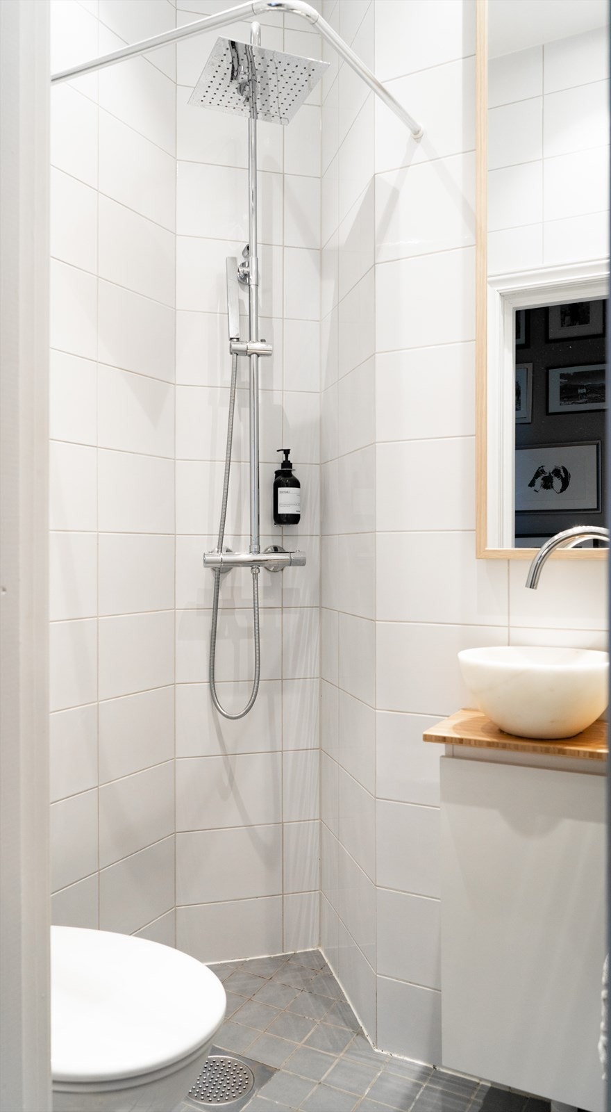 Pent flislagt bad fra 2013 med varmekabler i gulv. Galleribilde