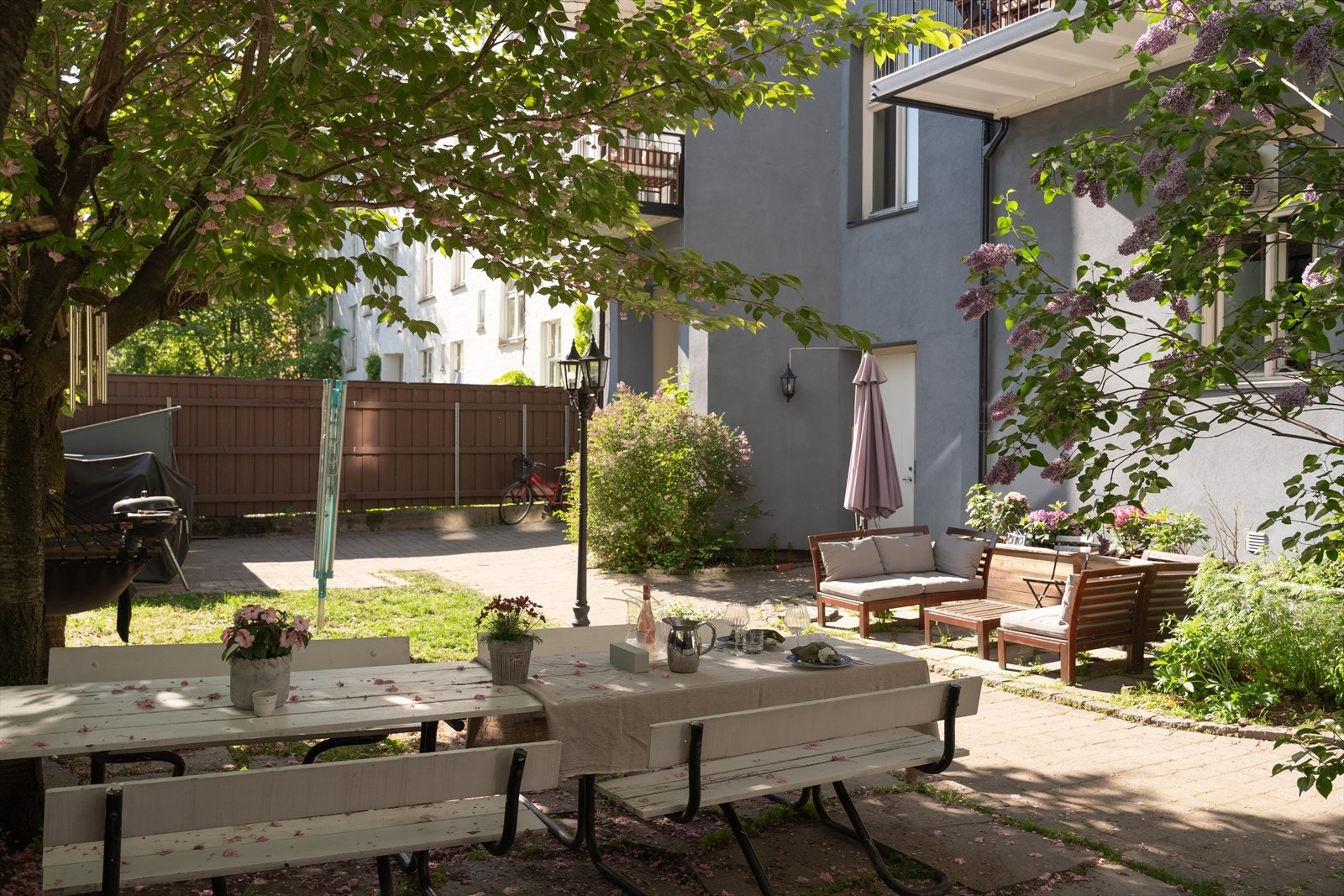 Sommeren kan nytes i denne solrike og frodige bakgården, med flere sittegrupper. Galleribilde