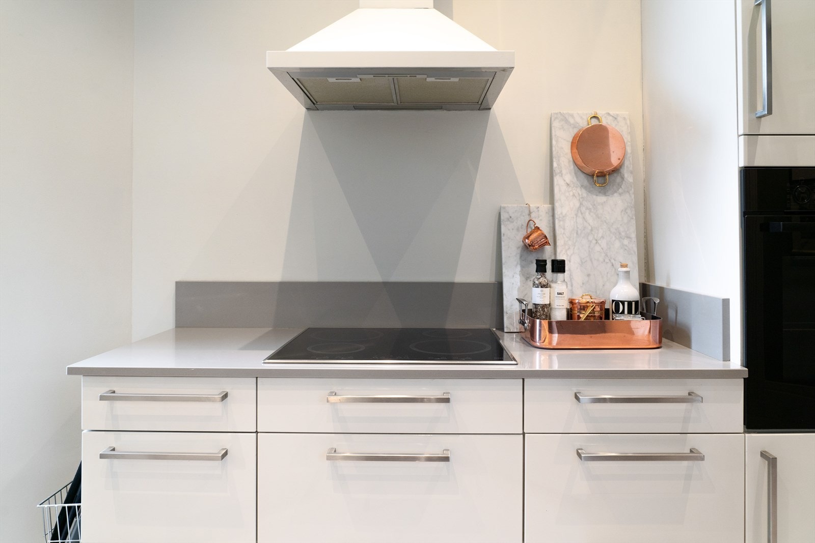 Nyere hvitevarer på kjøkkenet er fra 2019 og 2022. Vaskemaskin vil også inkludere ved kjøp. Galleribilde