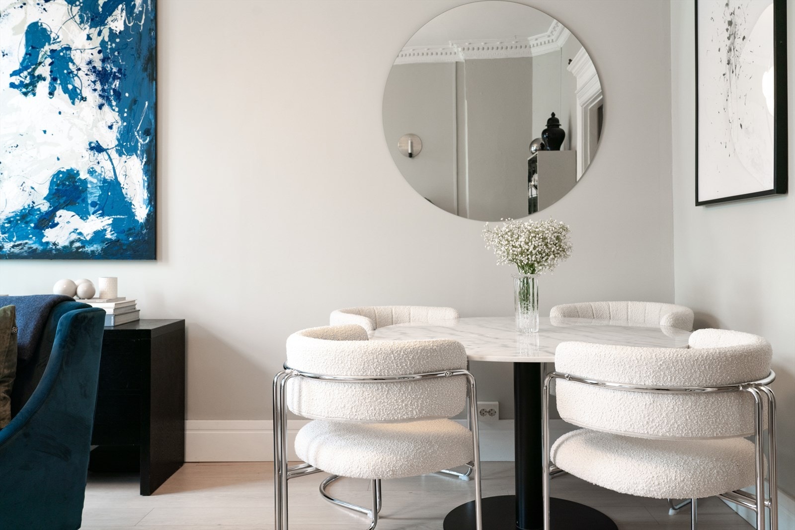 Stuen er romslig og byr på flere innredningsmuligheter med plass til spisebord for sosiale anledninger Galleribilde