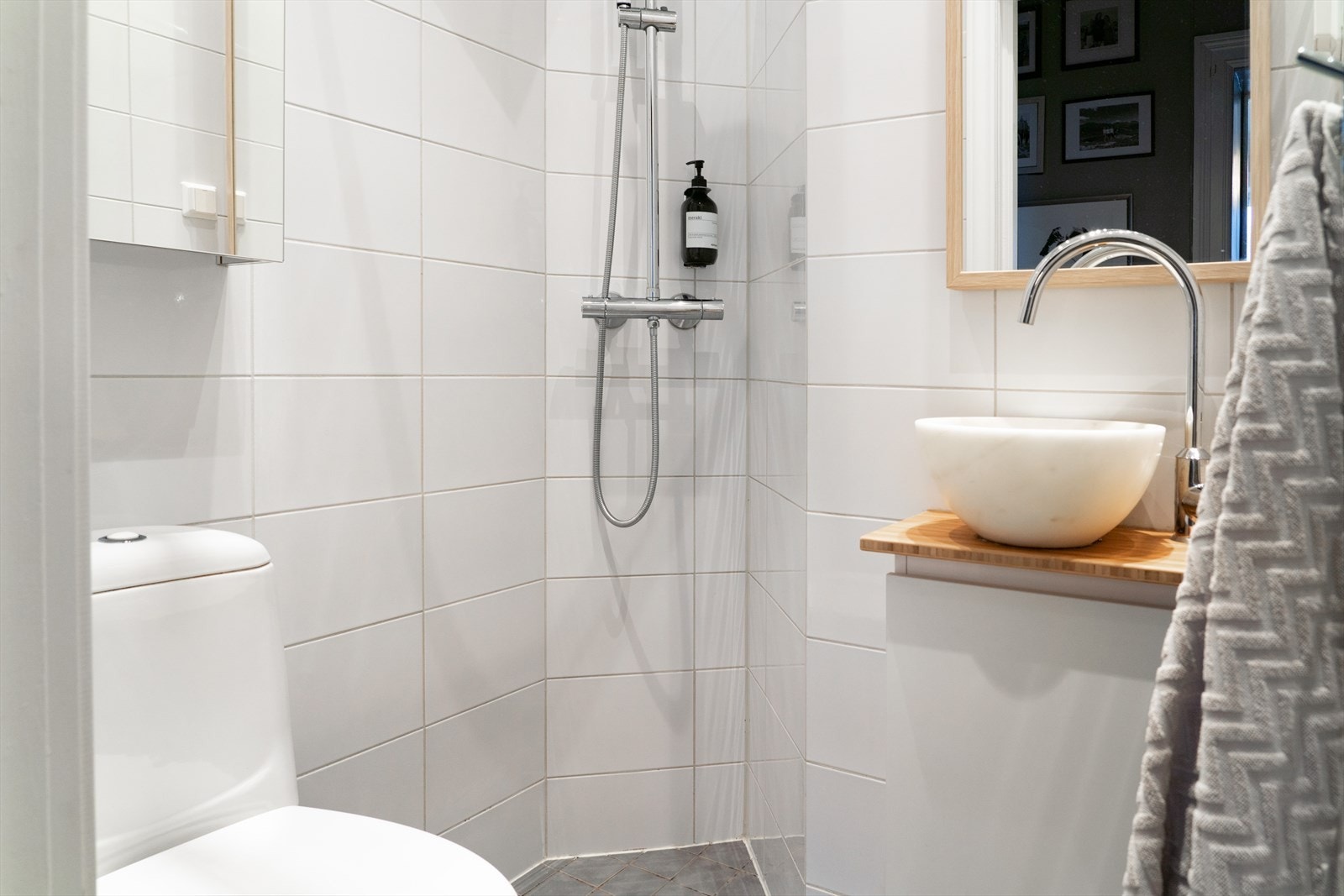 Selger har kjøpt fliser for å kunne legge flis på flis på gulvet (fiskebensmønster). Galleribilde