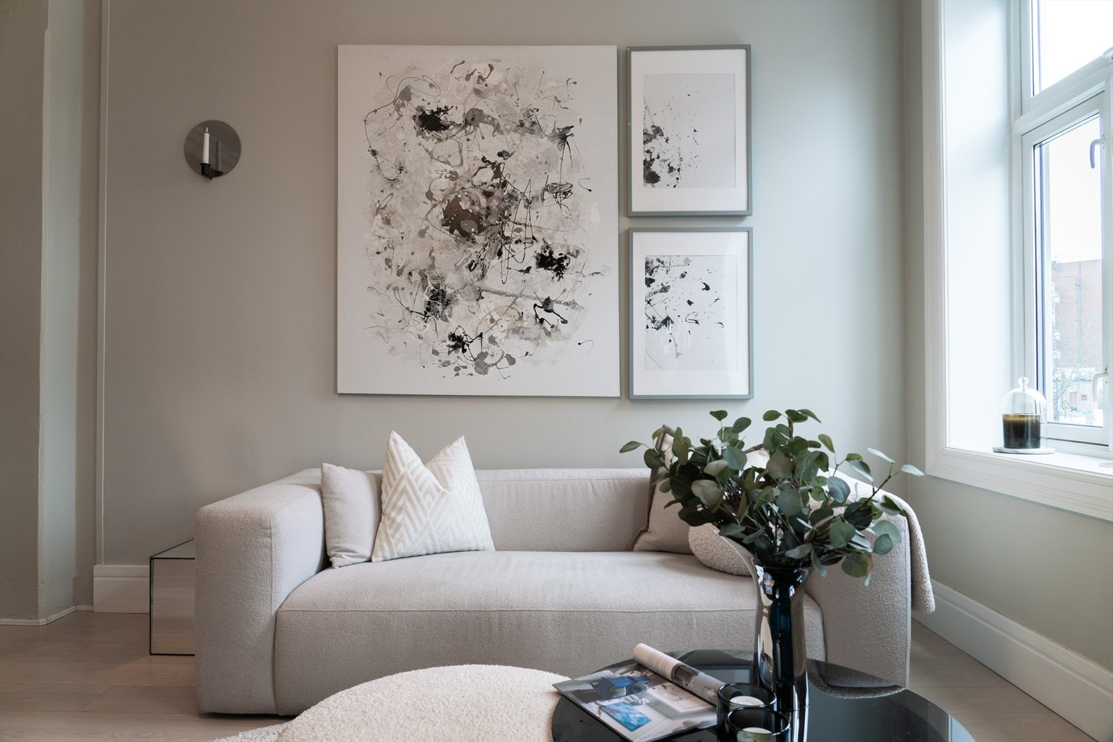 I stuen er det god plass til sofaseksjon og tv-bord, samt en liten spisesone. Galleribilde