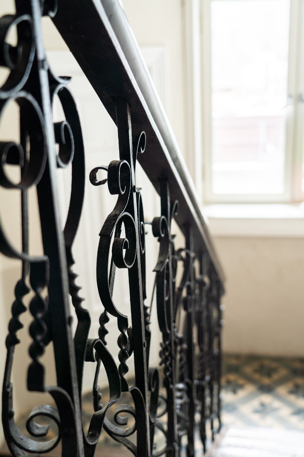 Her flytter du inn til en klassisk bygård med mye sjel og historie, hyggelig bakgård og oppgang. Galleribilde