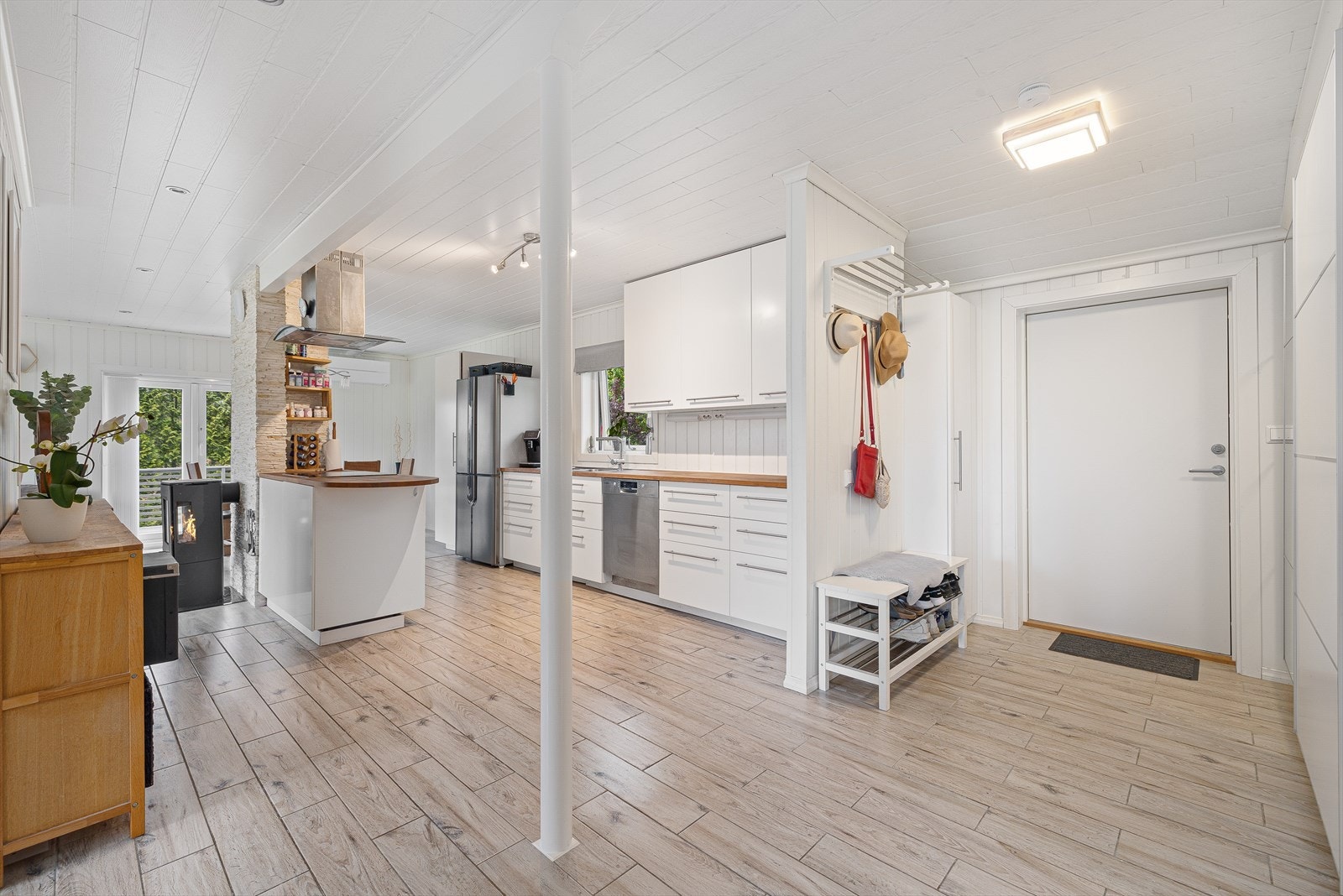 Kjøkkenet er i en åpen løsning med vindfanget og stuen Galleribilde