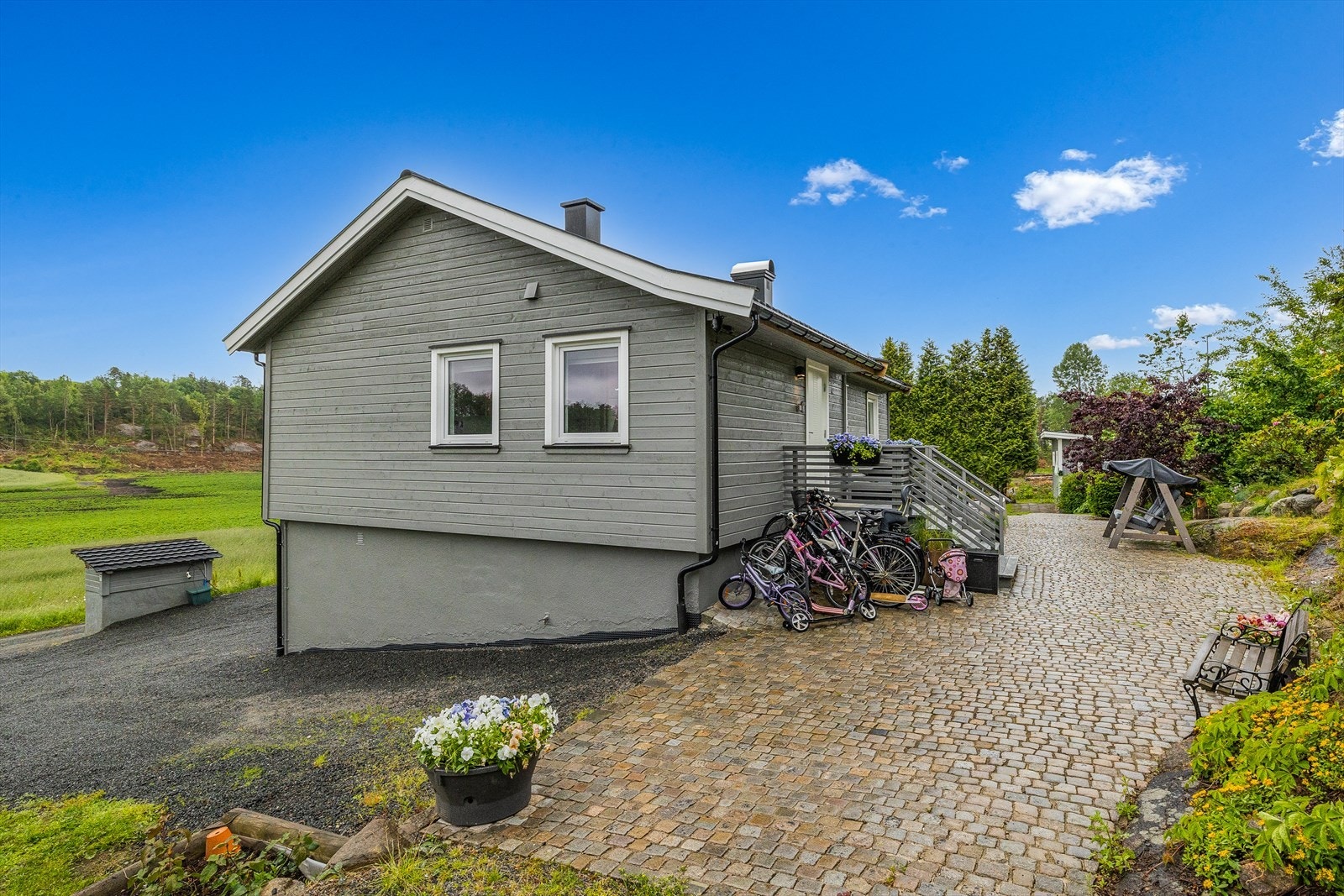 Pent opparbeidet rundt boligen med stein. Laget sykkelparkering ved siden av huset Galleribilde