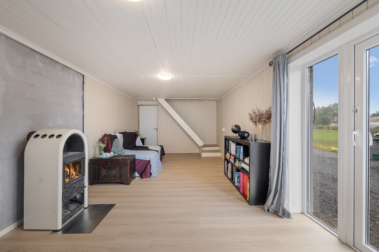 Peisovn i underetasje og utgang ut Galleribilde