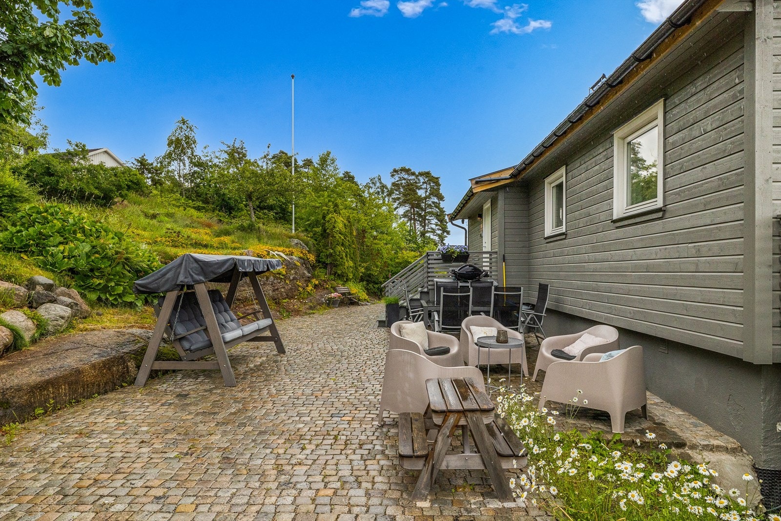 Hyggelig atmosfære bak huset Galleribilde