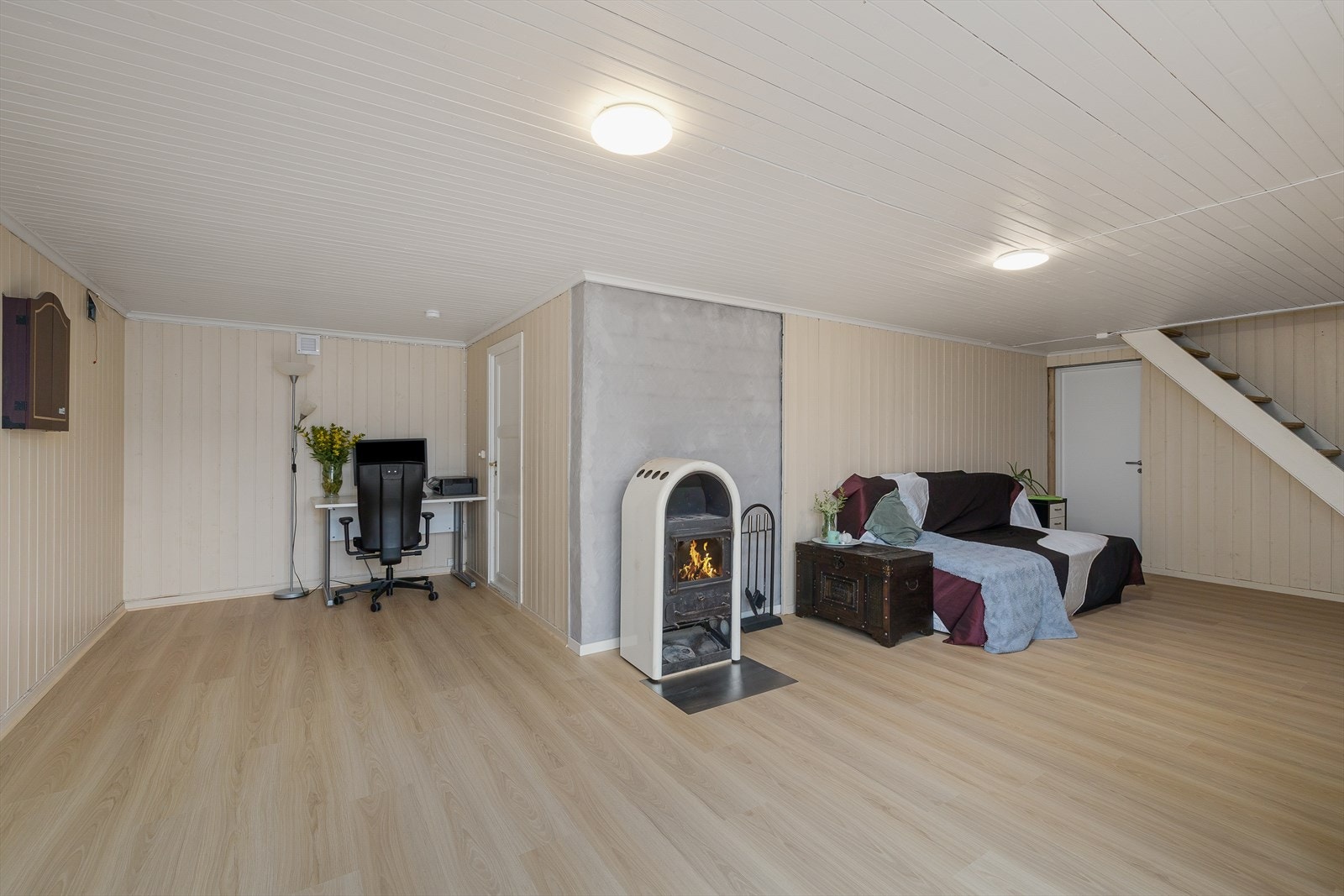 Det er bod bak peisen og til høyre er det to utferdige rom som kan bli det som trengs i huset Galleribilde