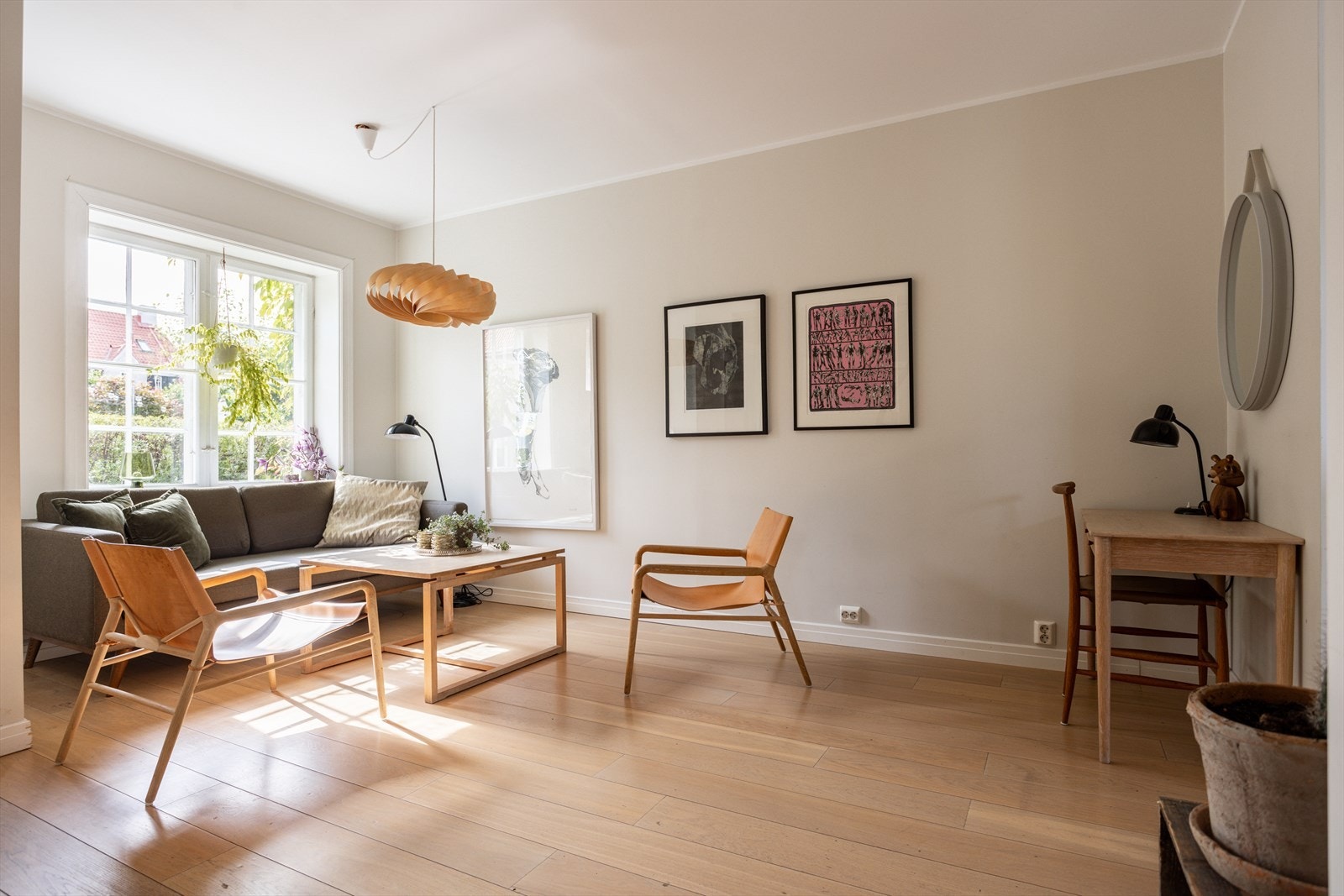 Boligen holder en gjennomgående god standard med flotte og tidløse fargevalg, enstavs eikeparkett på gulvet og en god takhøyde på 2,58 meter i stuen. Galleribilde