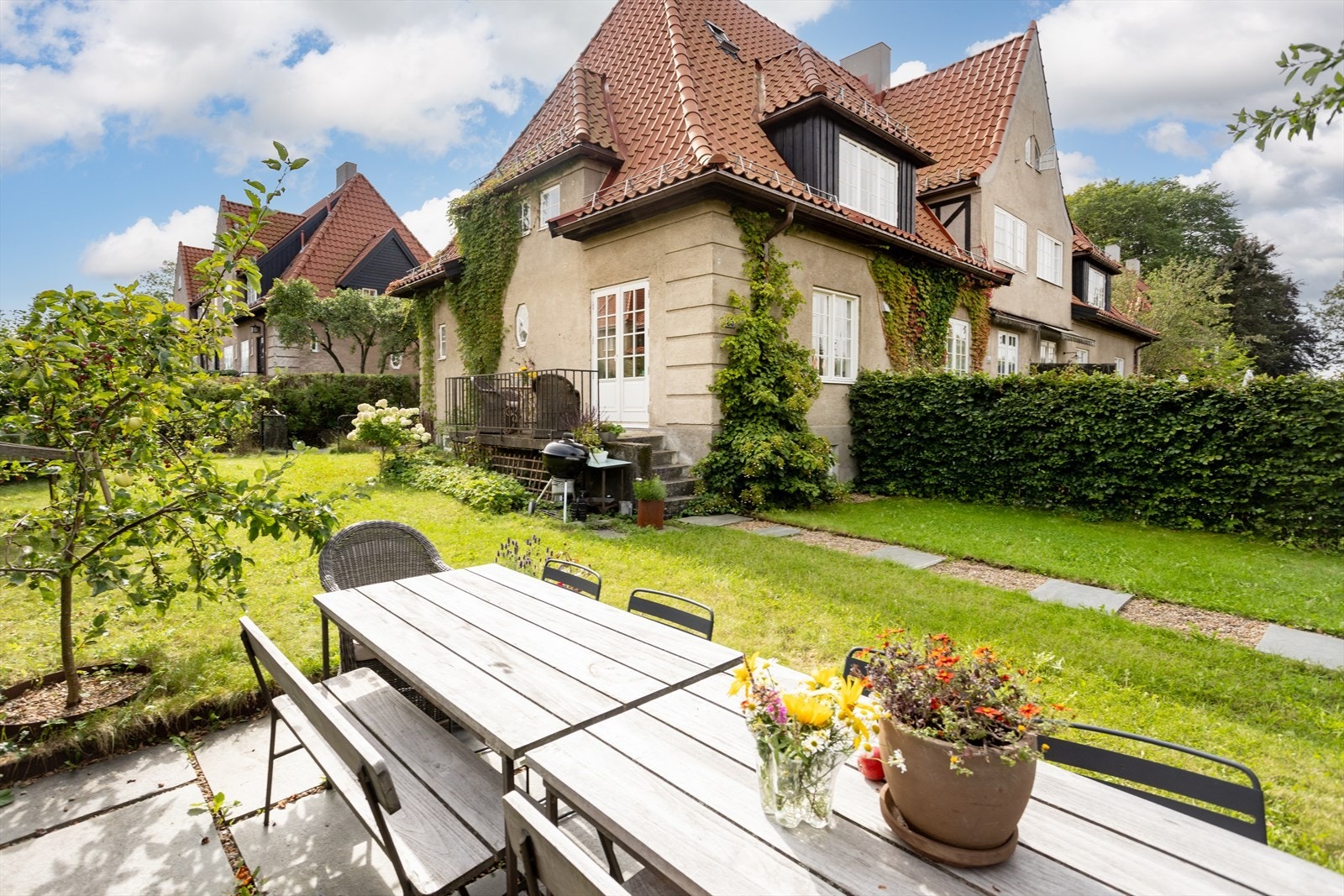 I hagen kan man forflytte seg etter solen, og nyte den fra morgen til kveld. Galleribilde