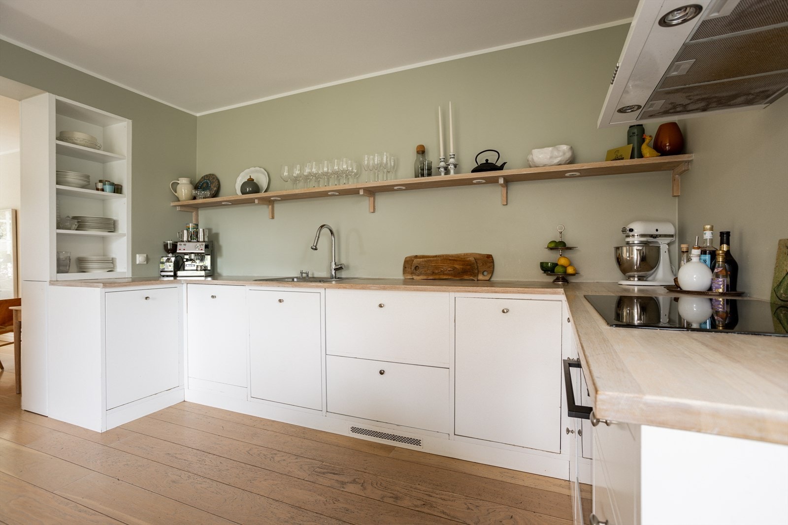 Innredningen består av eik heltre benkeplate, ventilator vifte og nedfelt kum. Videre er det integrert komfyr, induksjon platetopp, oppvaskmaskin og to kjøleskuffer. Det er kjøkkenventilator med avtrekk ut. Galleribilde