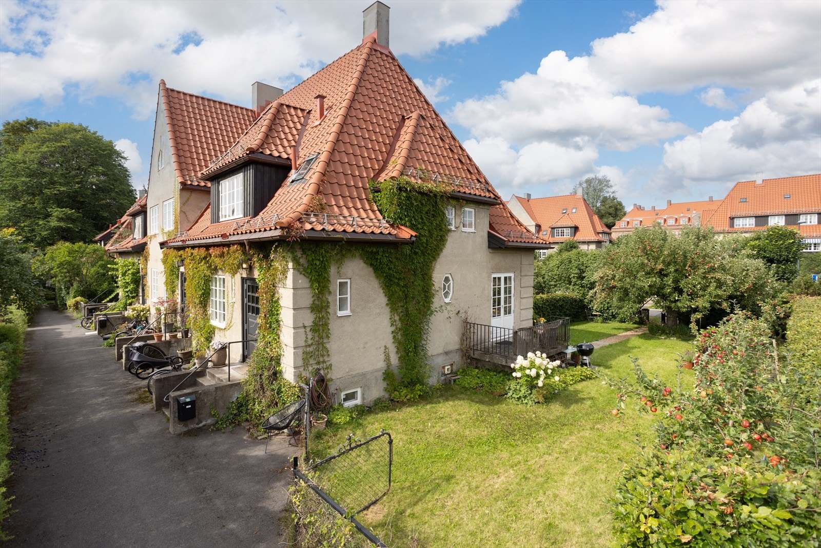 Naboskapet i Ullevål Hageby er beskrevet som svært hyggelig. Det indre gårdsrommet har trygge internveier som gjør at barna kan løpe trygt og bilfritt til de nærmeste naboene. Galleribilde
