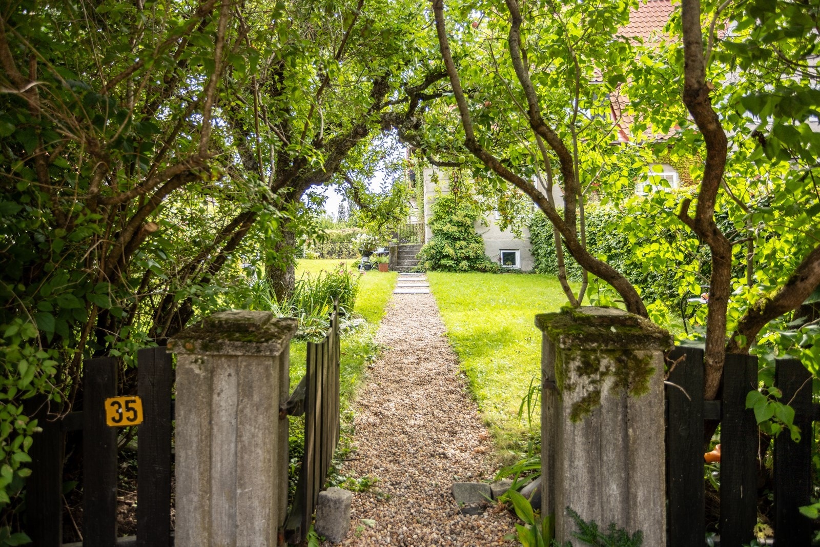 Denne grønne, idylliske og sjeldne oasen kan bli din. Vi håper å se deg på visning! Galleribilde
