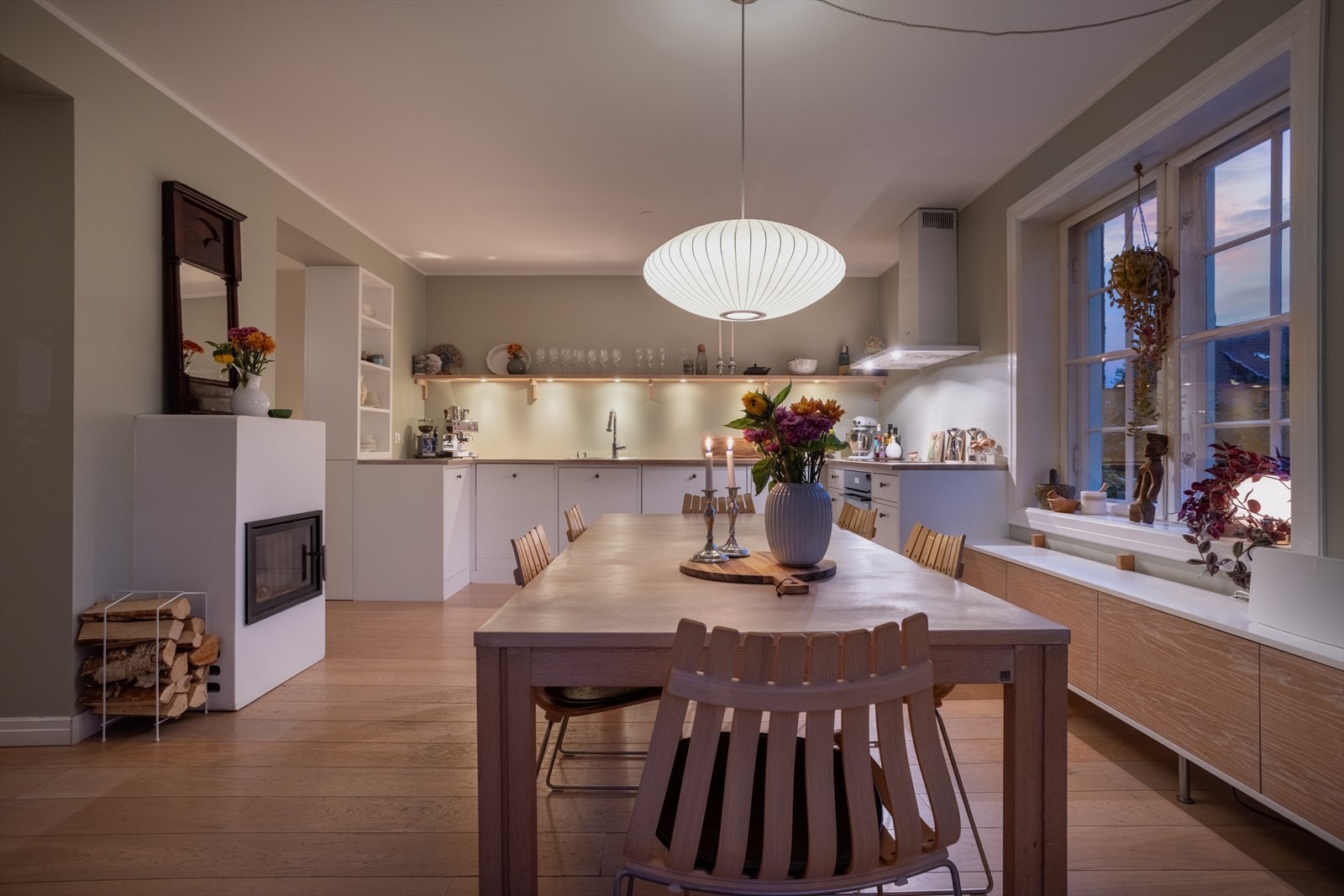 Kjøkkenet har en flott innsatspeis som varmer godt på kaldere dager. Galleribilde