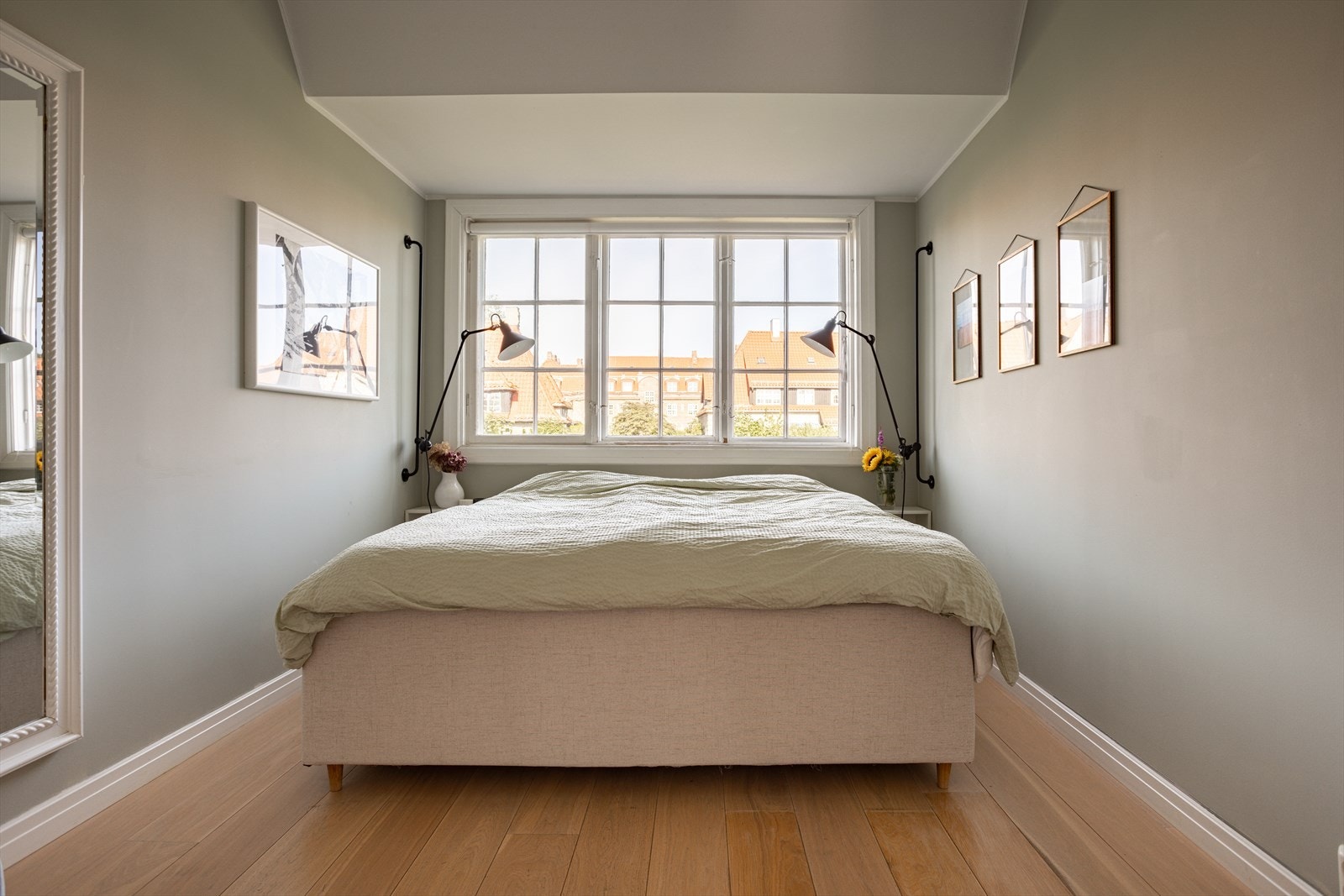 Hovedsoverommet er lyst og av god størrelse med plass til dobbeltseng og tilhørende møblement. Galleribilde