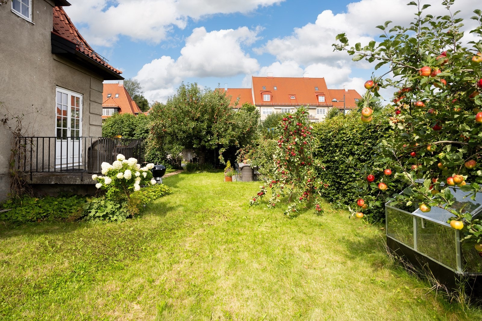 Her blomstrer prydvekster i alle farger og fasonger, og skaper en skjermet og frodig oase til glede hele året rundt. Galleribilde