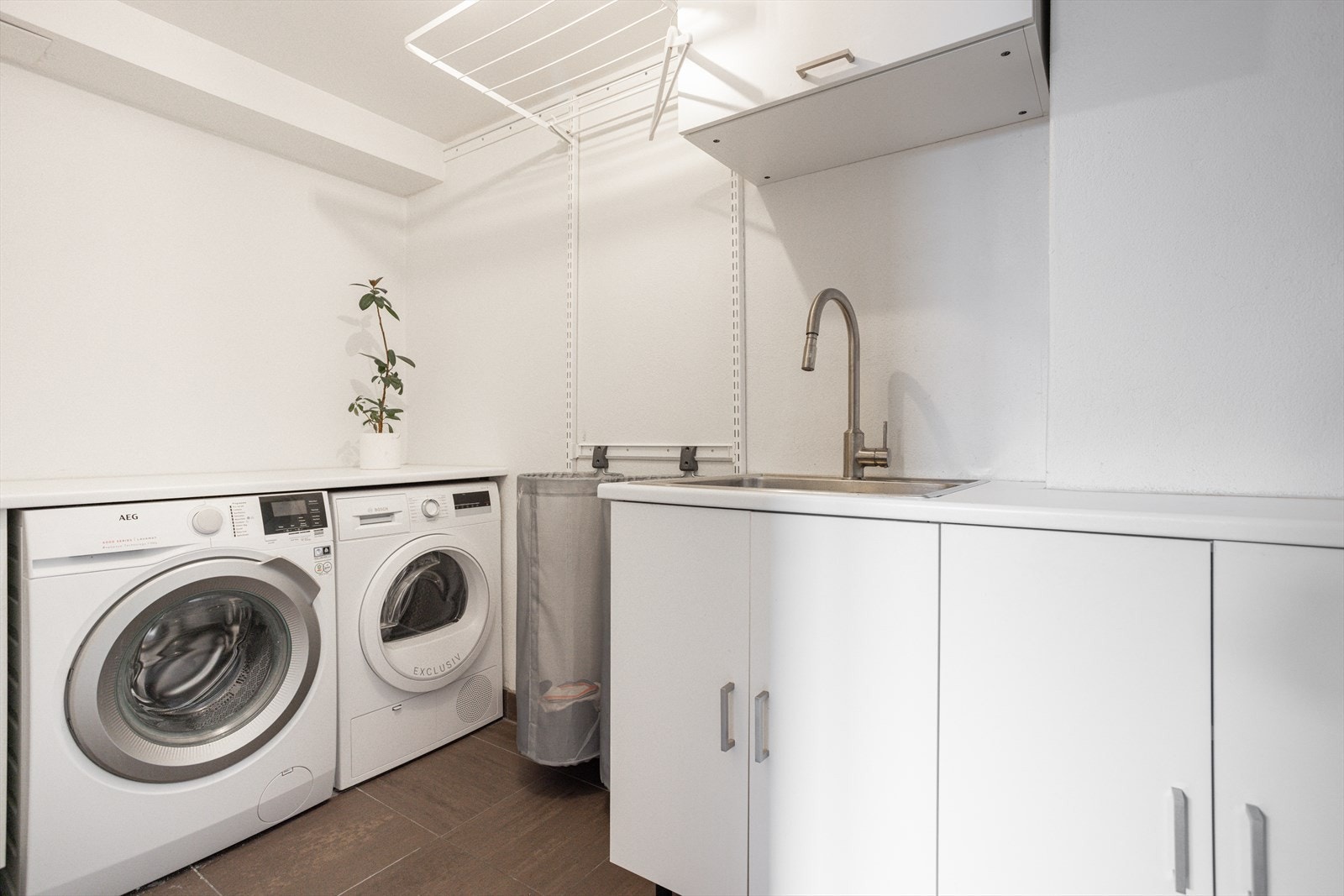 Vaskerom fra 2012. Vaskerommet har opplegg for vaskemaskin og tørketrommel samt utslagskum i laminat innredning. Galleribilde