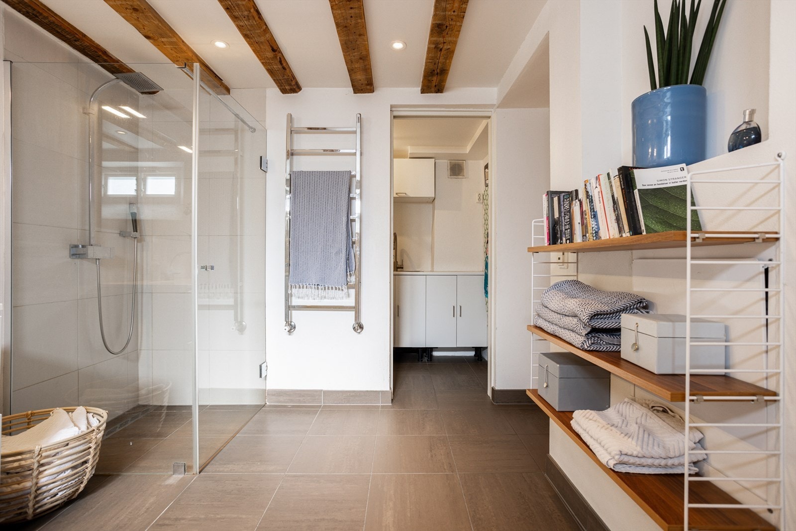 Videre fra badet er det et praktisk vaskerom. Galleribilde