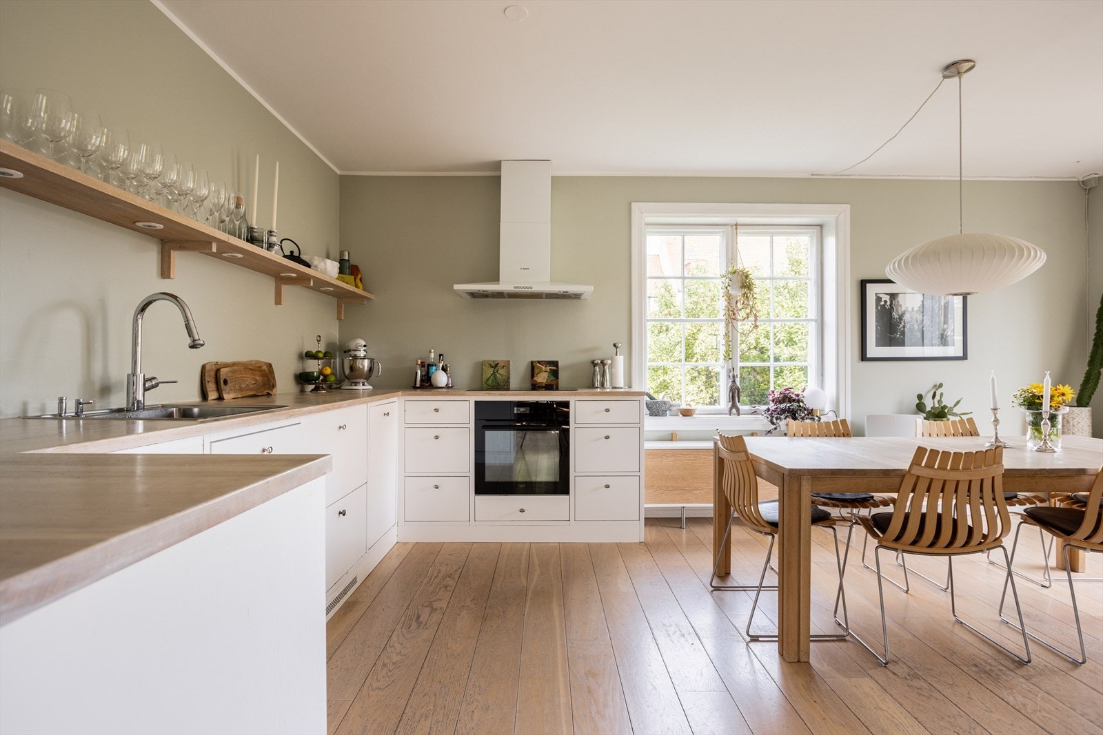 Beliggenheten på enden sørger for rikelig med naturlig sollys fra flere himmelretninger. Galleribilde