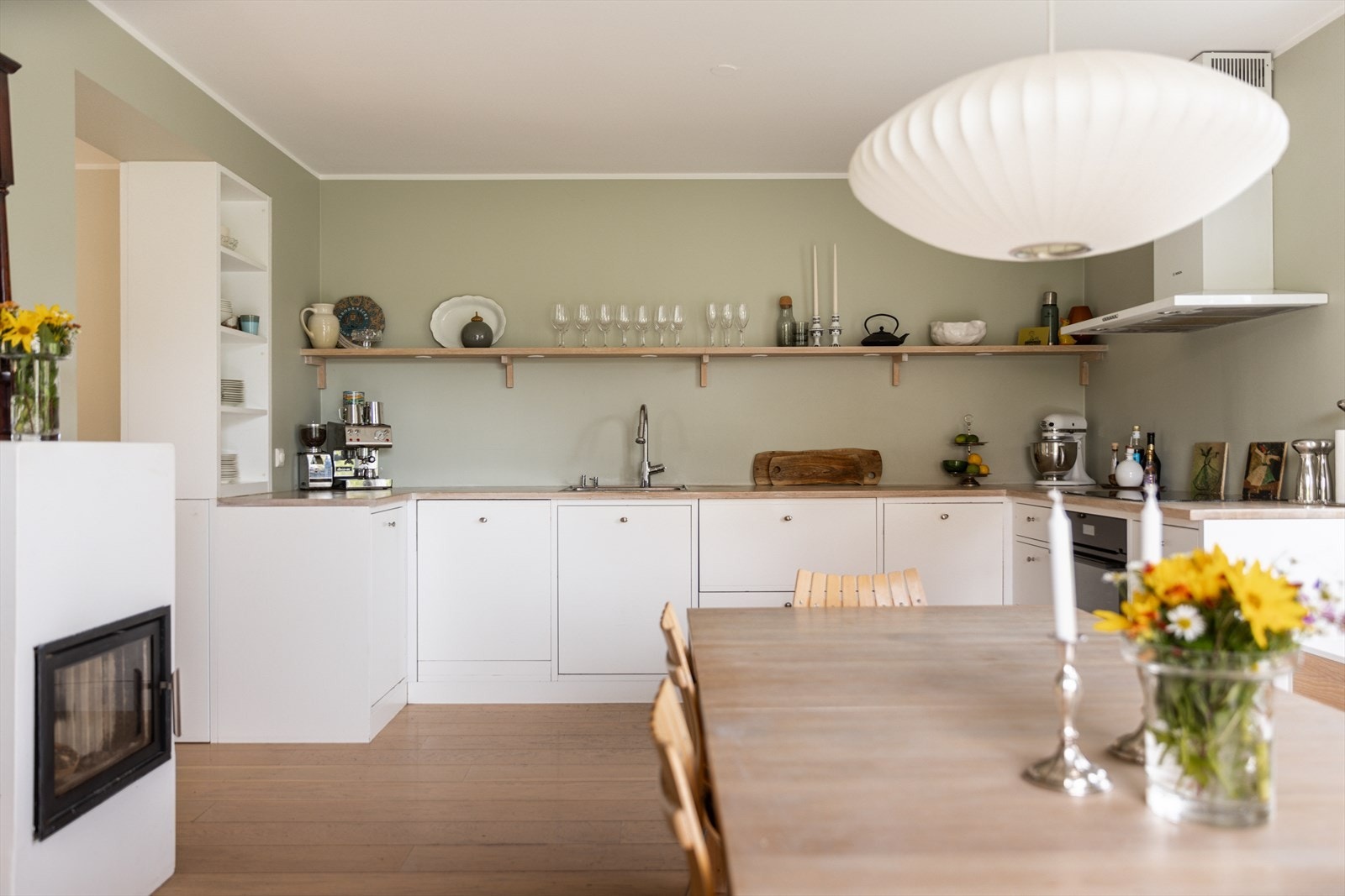 Kjøkkenet er fra 2013, og har en malt heltre innredning som er tidløs og klassisk. Galleribilde