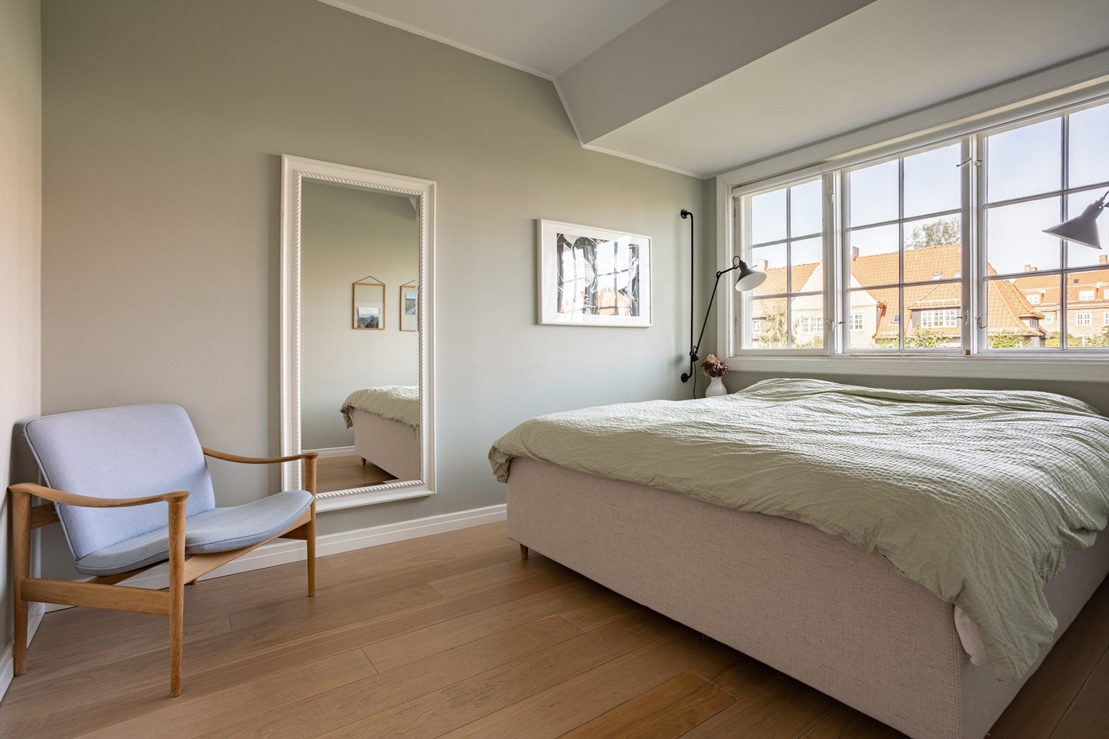 Det er i tillegg muligheter for garderobeløsning på hovedsoverommet. Fra de store vinduene i rommet er det herlig utsyn til nabolaget. Galleribilde