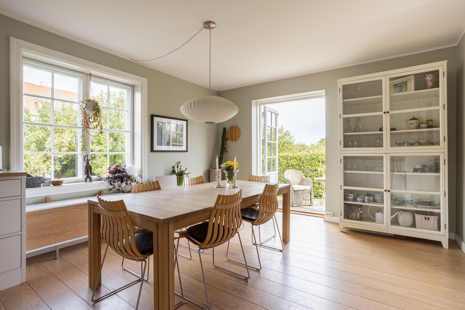 Det er god plass til langbord på kjøkkenet - et hyggelig og naturlig samlingspunkt. Galleribilde